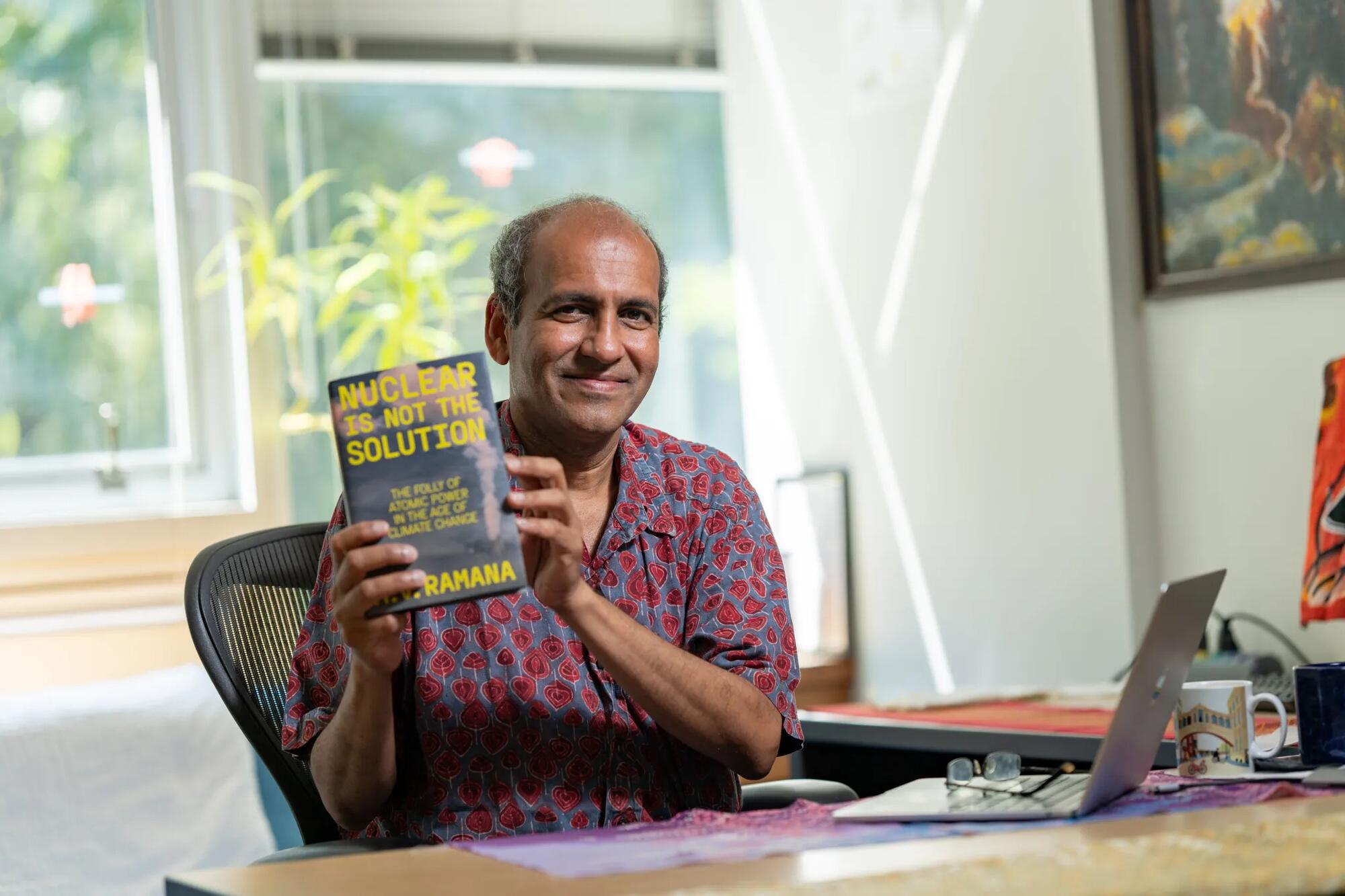 M.V. Ramana, autor del libro «La energía nuclear no es la solución», una lectura imprescindible en tiempos de crisis climática. Fuente: Justin Man, Universidad de Columbia Británica.