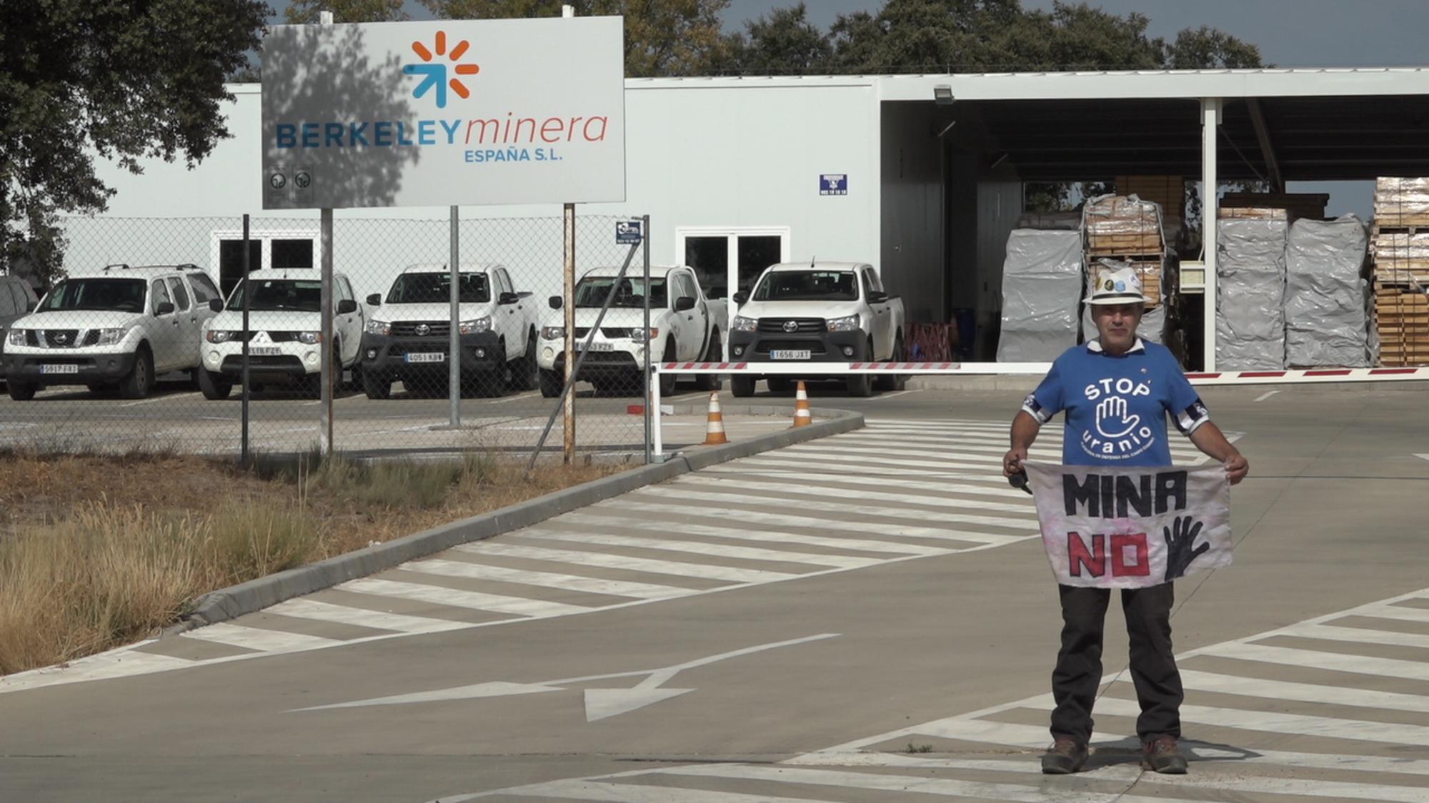 José Ramón Barrueco, activista de Stop Uranio, frente a una sede de Berkeley Minera.