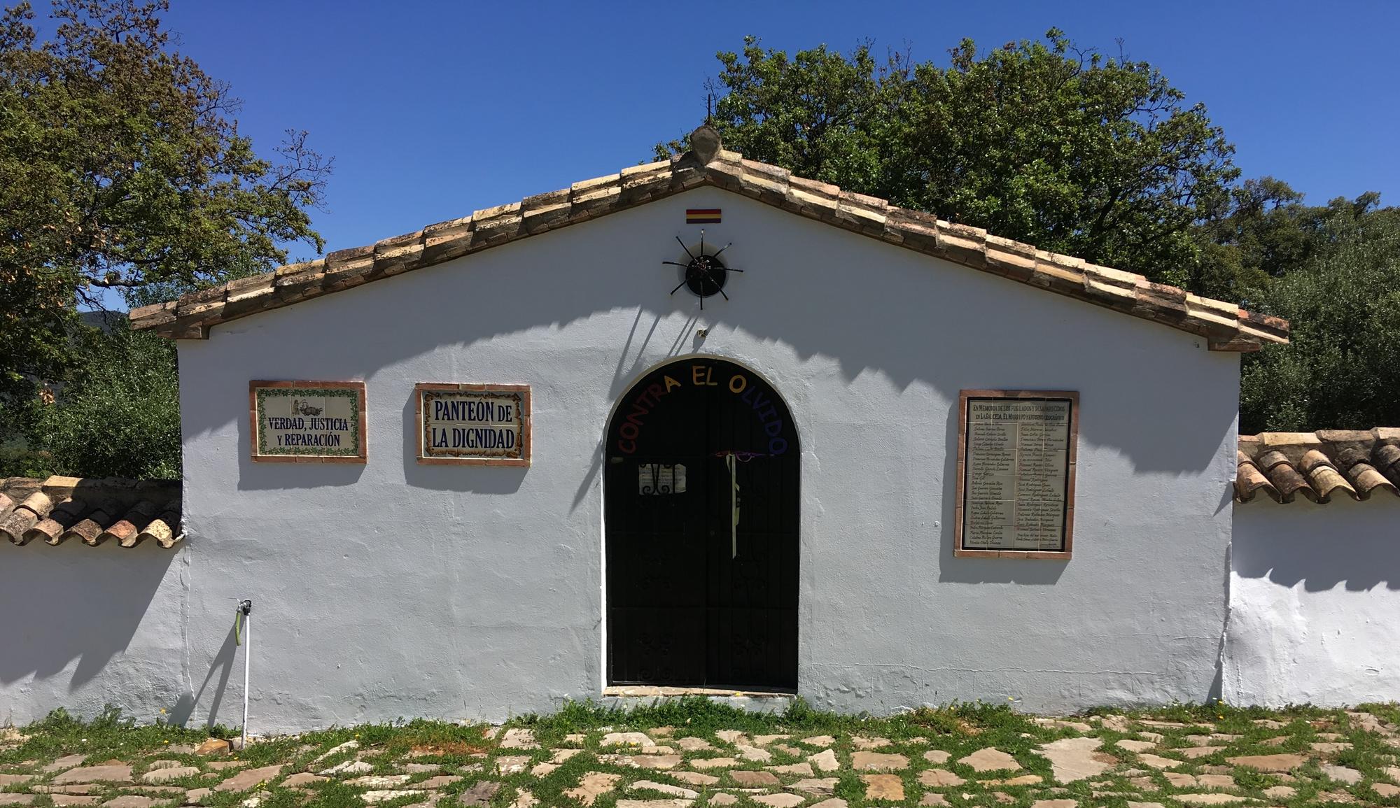 El Panteón de la Dignidad, en el Cementerio de La Sauceda (Cortes de la Fontera), lugar de memoria