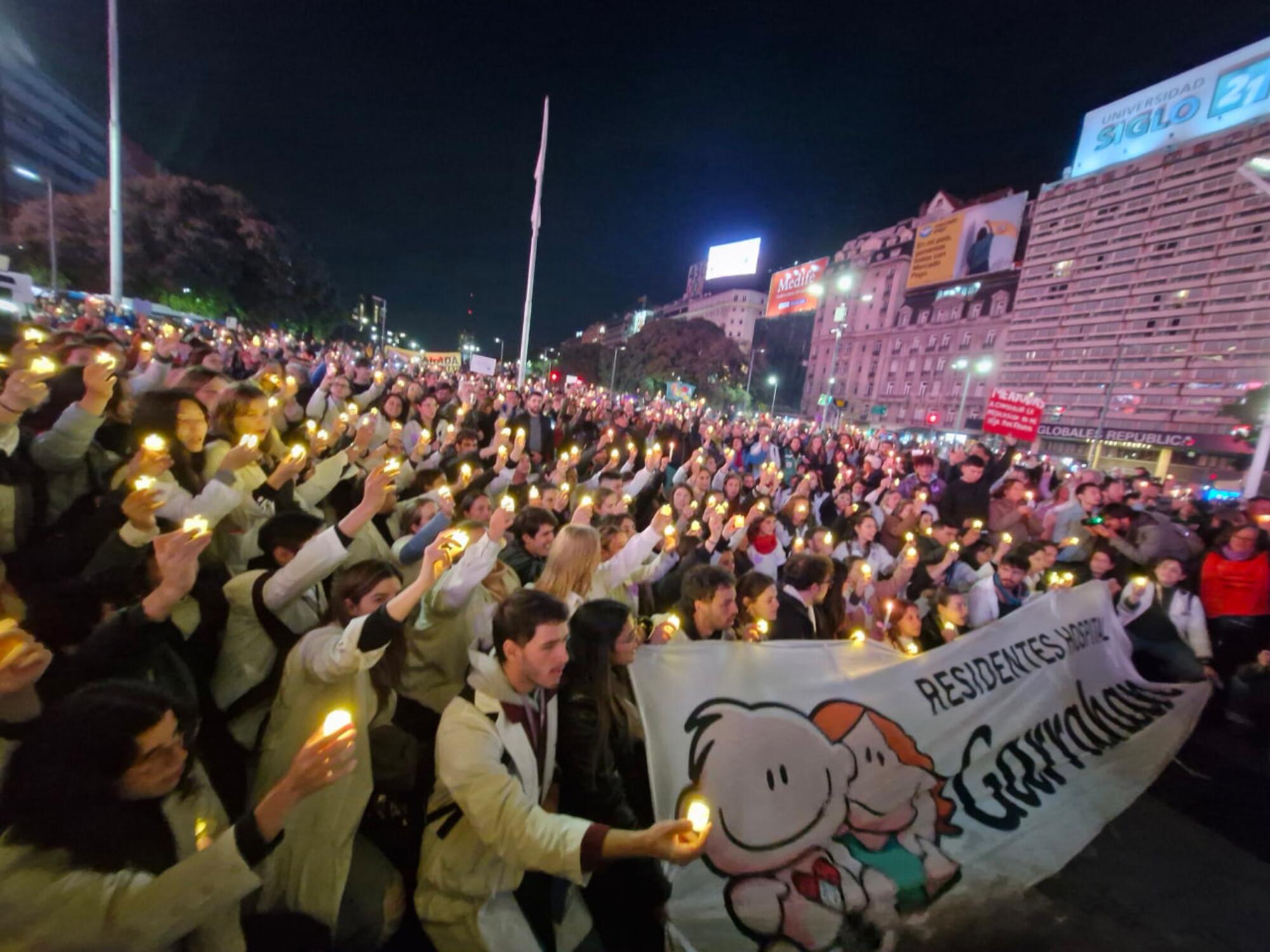 Protestas del personal médico del Hospital pediátrico Garrahan en el Obelisco, en el centro de Buenos Aires.
