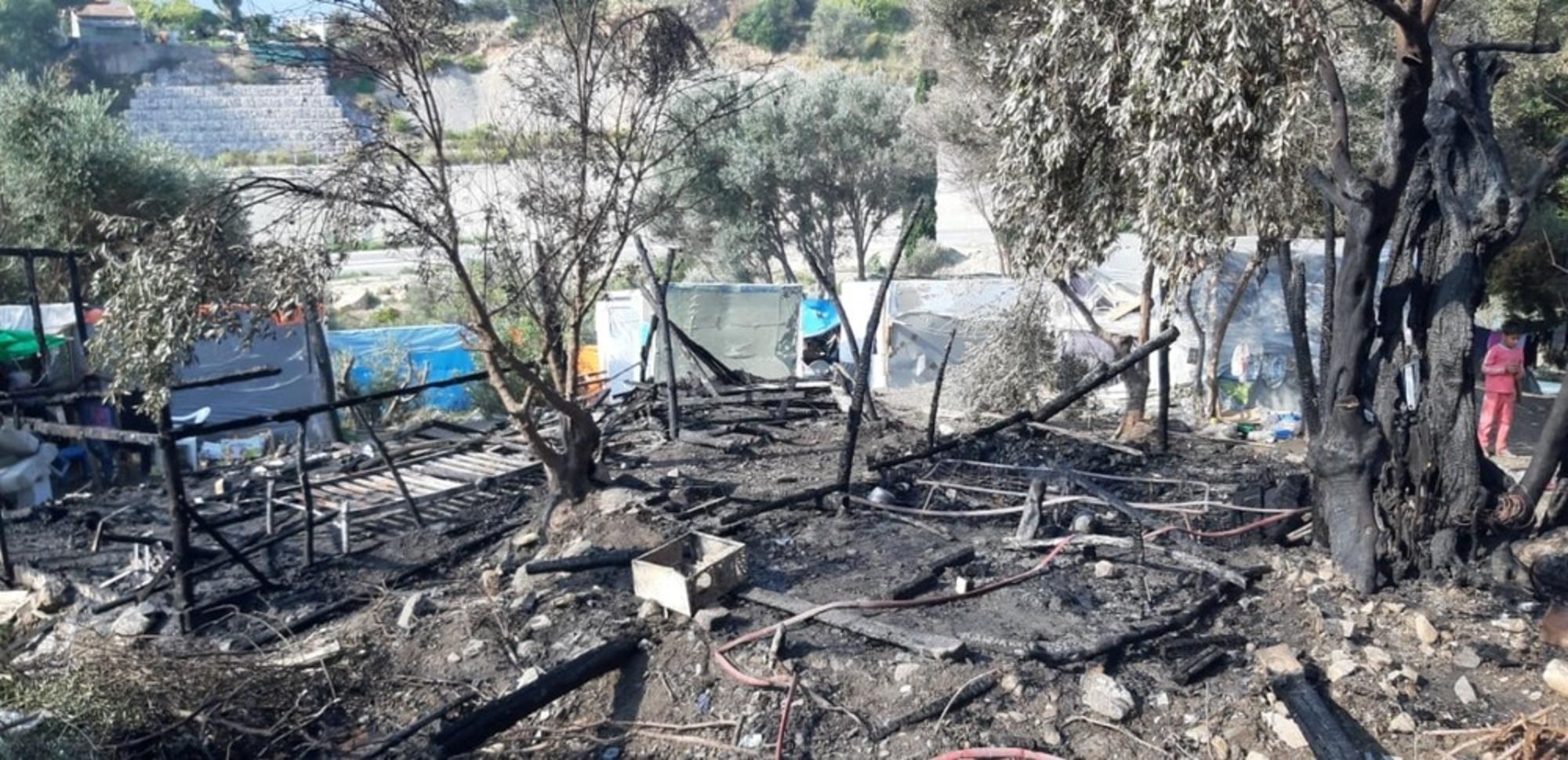 Resto del incendio en el campamento de Samos