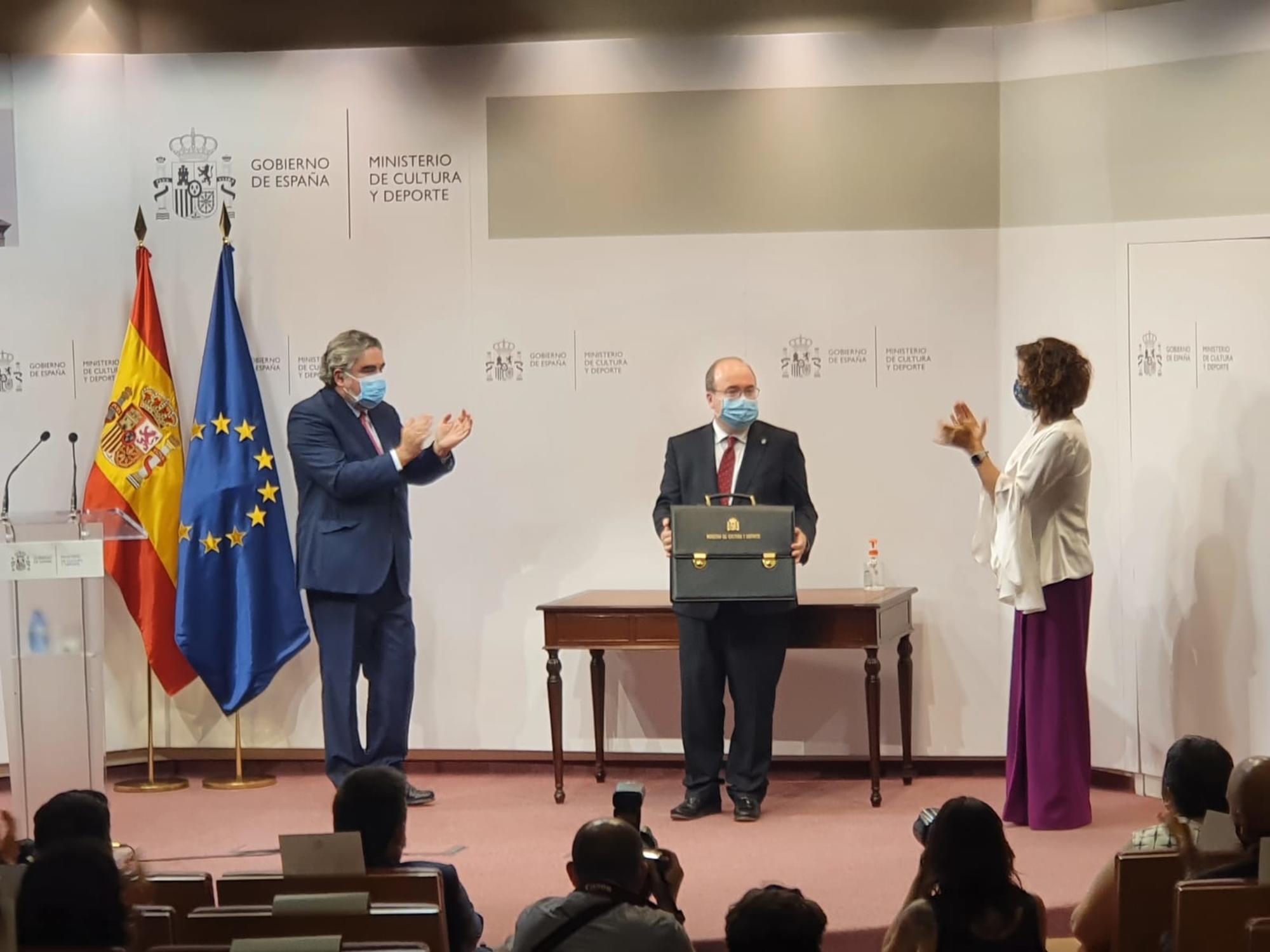 El ministro de Cultura, Miquel Iceta, en el acto de entrega de la cartera de manos de su predecesor, José Manuel Rodríguez Uribes