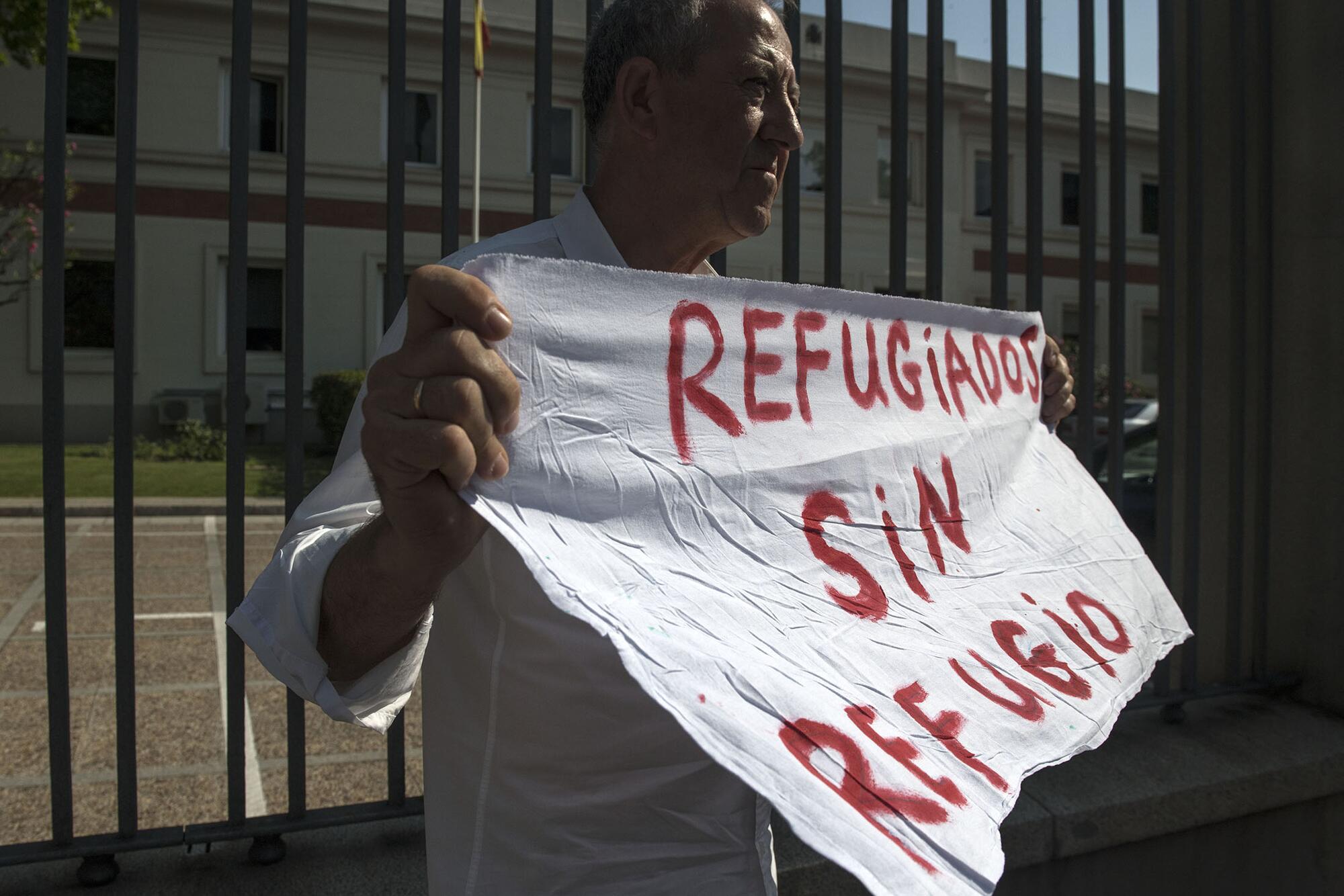 Entrega de solicitudes de asilo en el Ministerio de Migraciones XIII