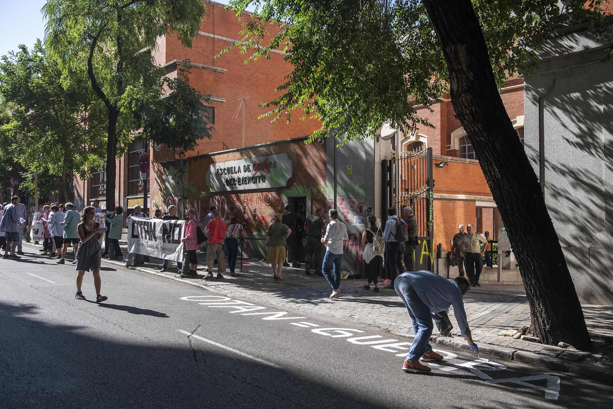 Activistas convierten por unas horas la Escuela de la Guerra del Ejército en una “Escuela de Paz” - 2