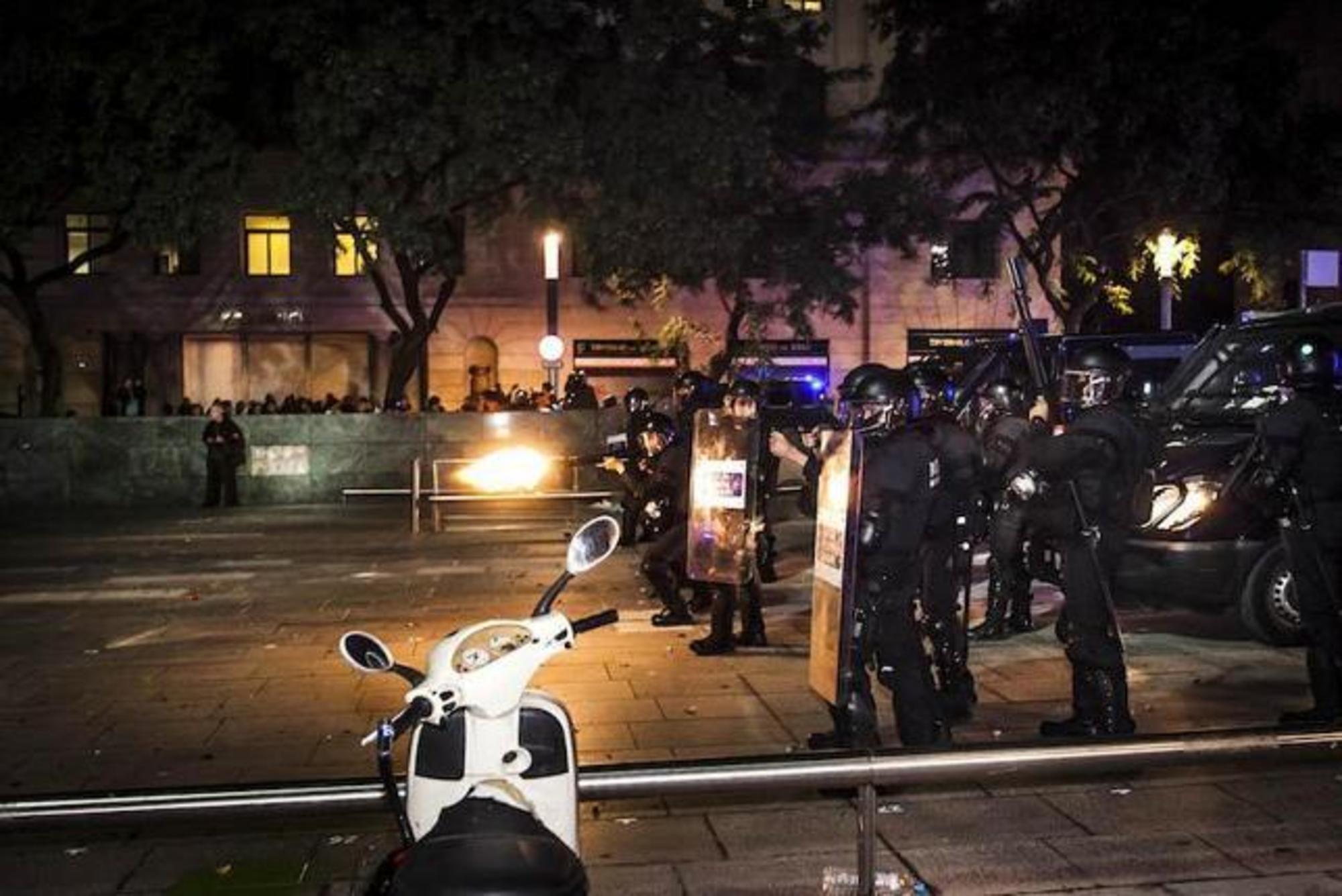 Antidisturbios disparan balas de goma