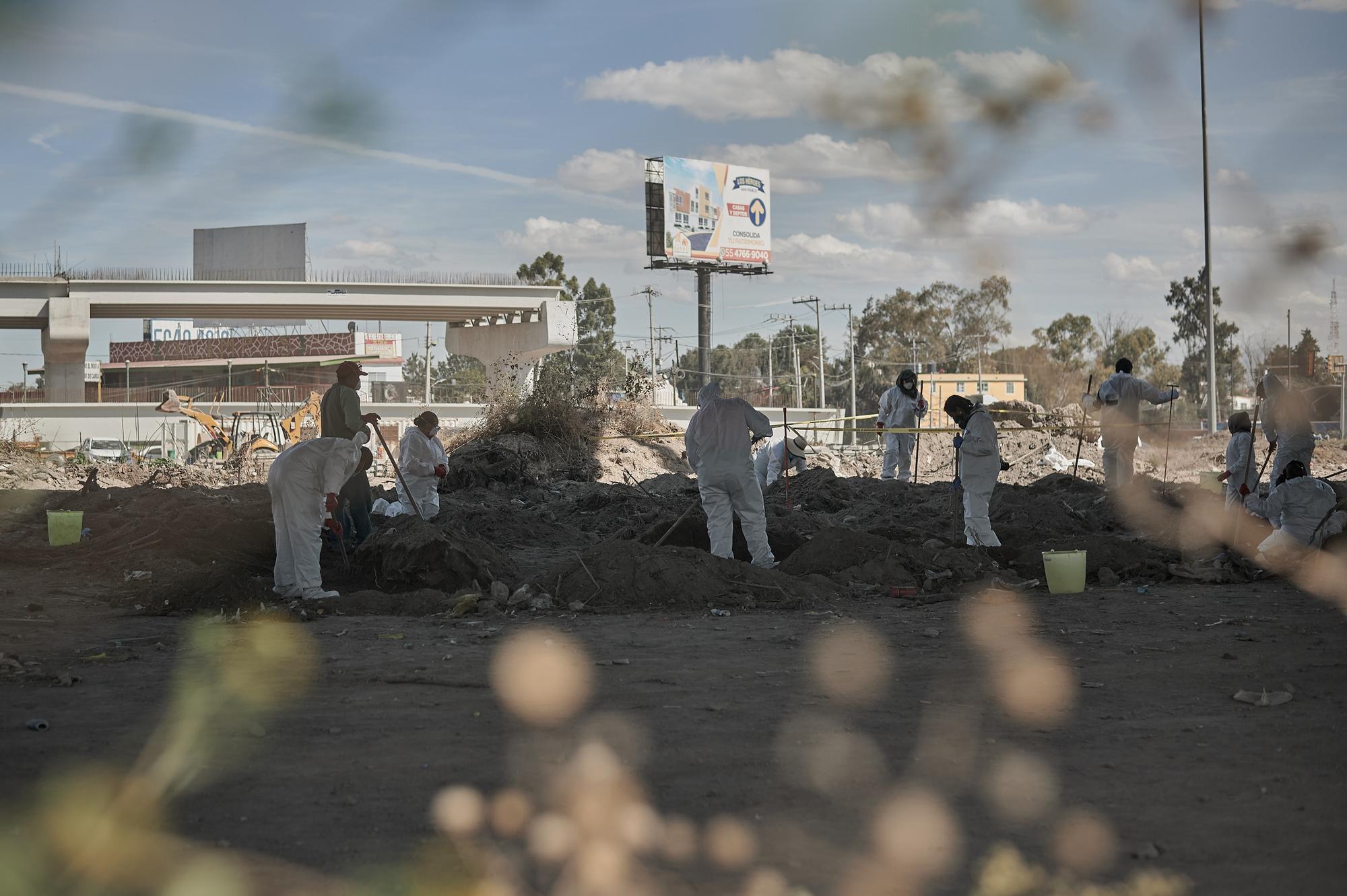 Trabajo forense en el gran canal de desagüe en Ecatepec, diciembre de 2021.