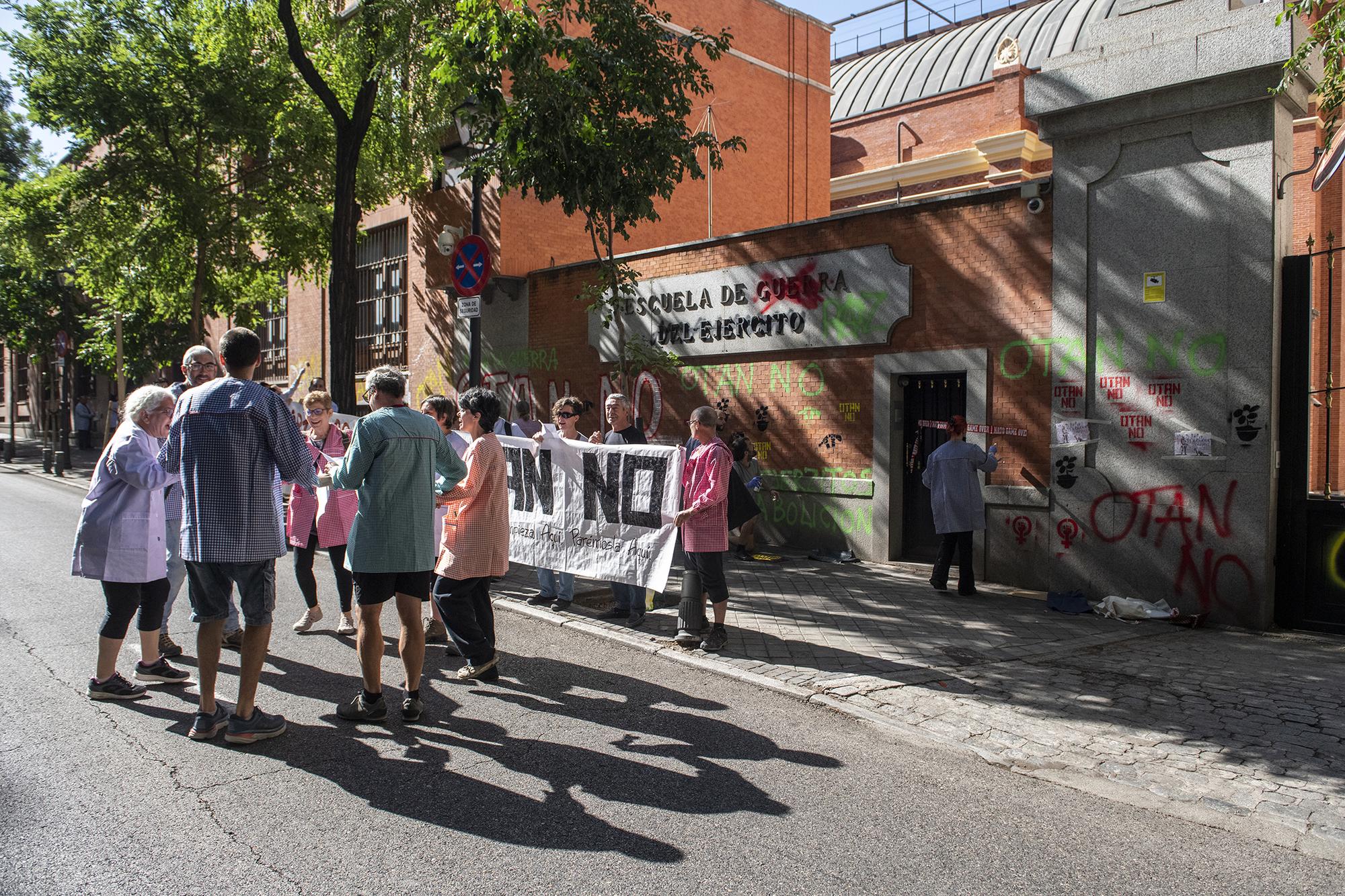Activistas convierten por unas horas la Escuela de la Guerra del Ejército en una “Escuela de Paz” - 1