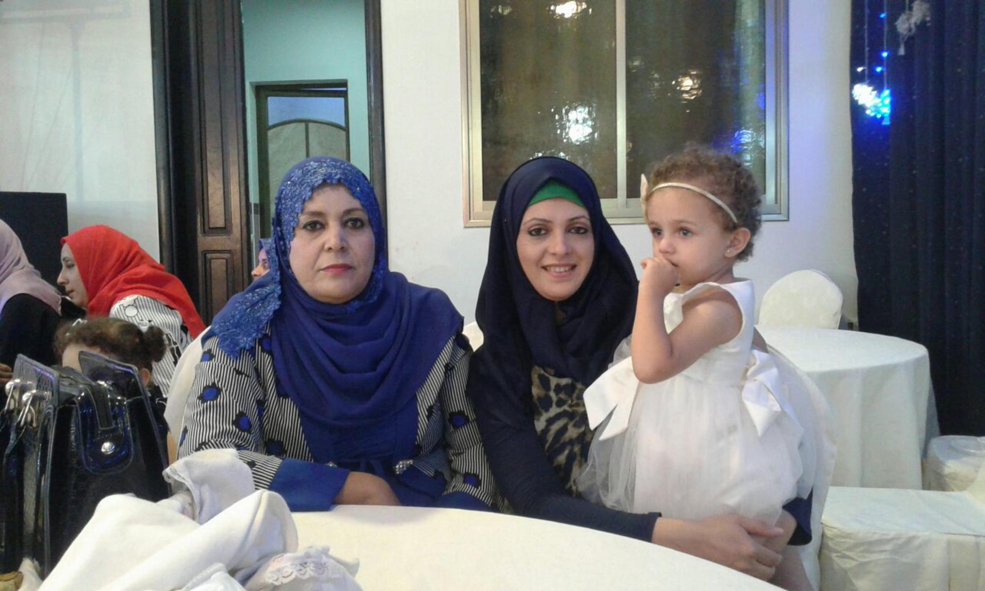 Seba Abughazala, su madre y su hija, hace unos años, en Gaza.