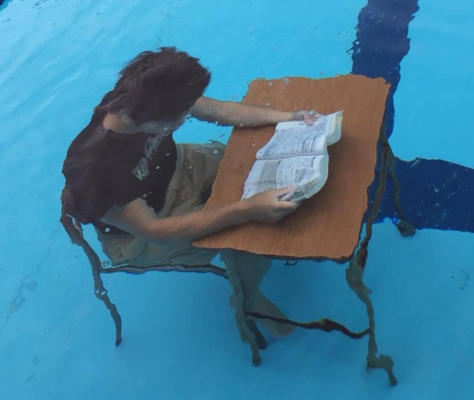 Estudiando en la piscina