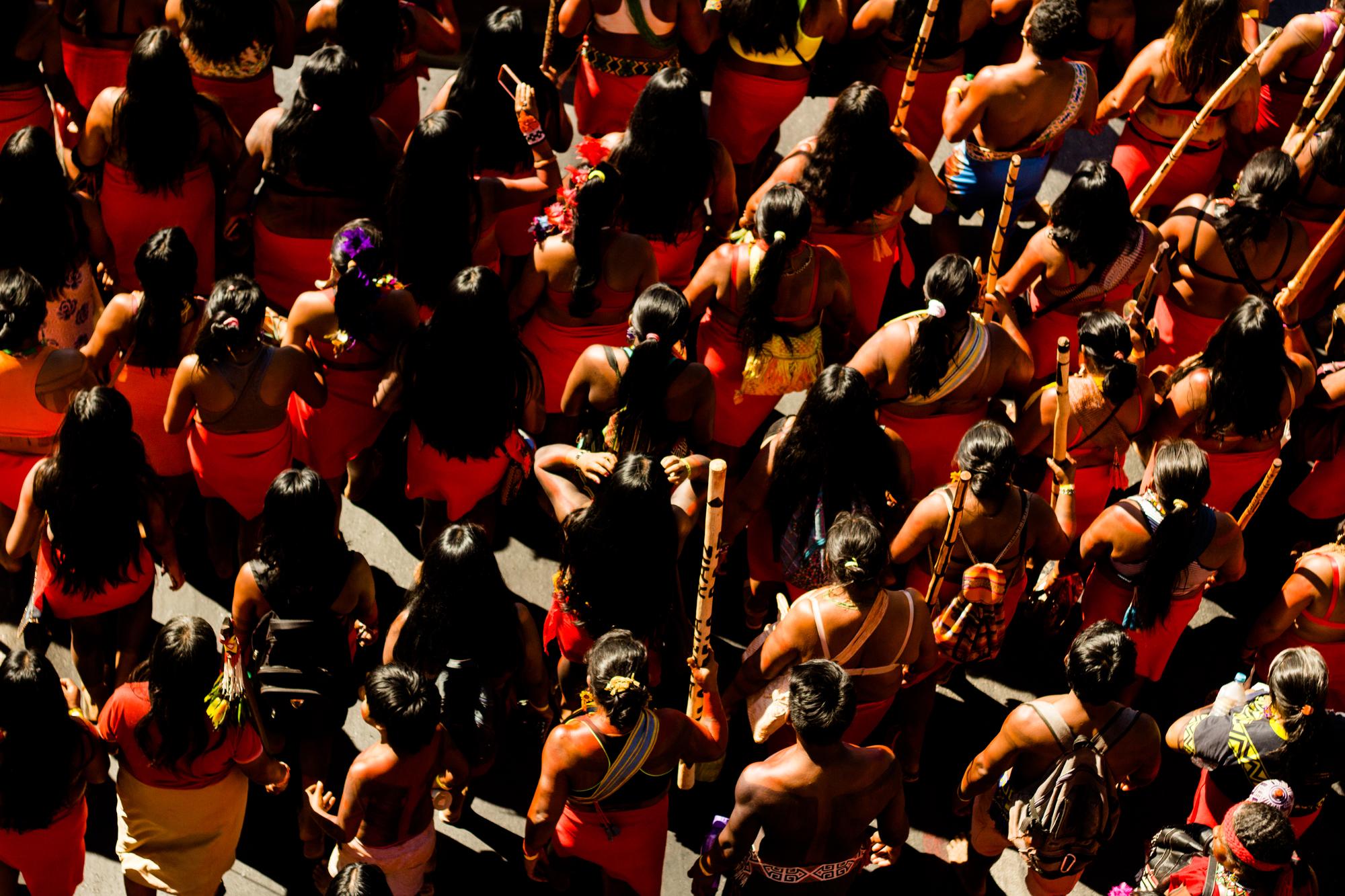 Marcha indígena en Brasil mujeres vista aerea