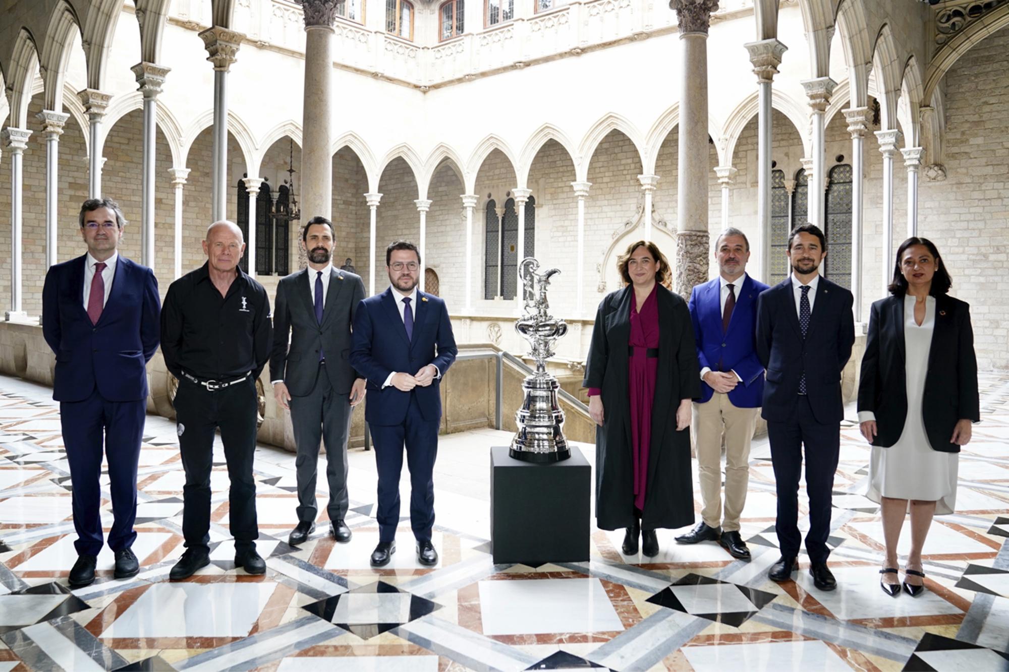 El 29 de marzo, la exalcaldesa Ada Colau, el entonces primer teniente de alcalde, Jaume Collboni; y el presidente de la Generalitat, Pere Aragonès, junto al equipo organizador de la Copa América de Vela. | Foto: Ayuntamiento de Barcelona