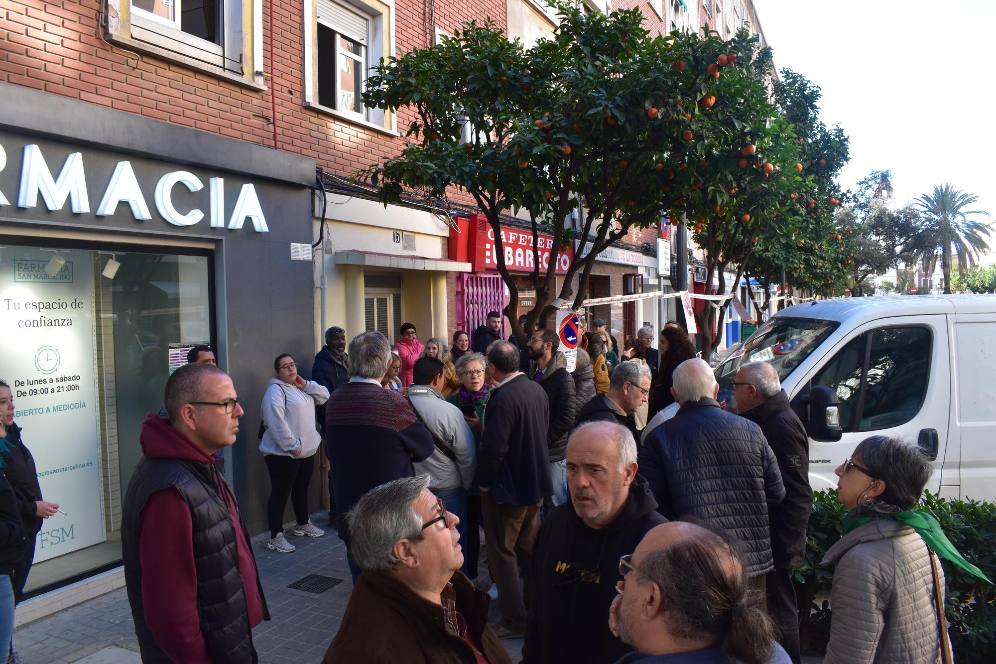 PAH Valencia paraliza el desahucio de una familia con tres menores en el barrio de San Marcelino 