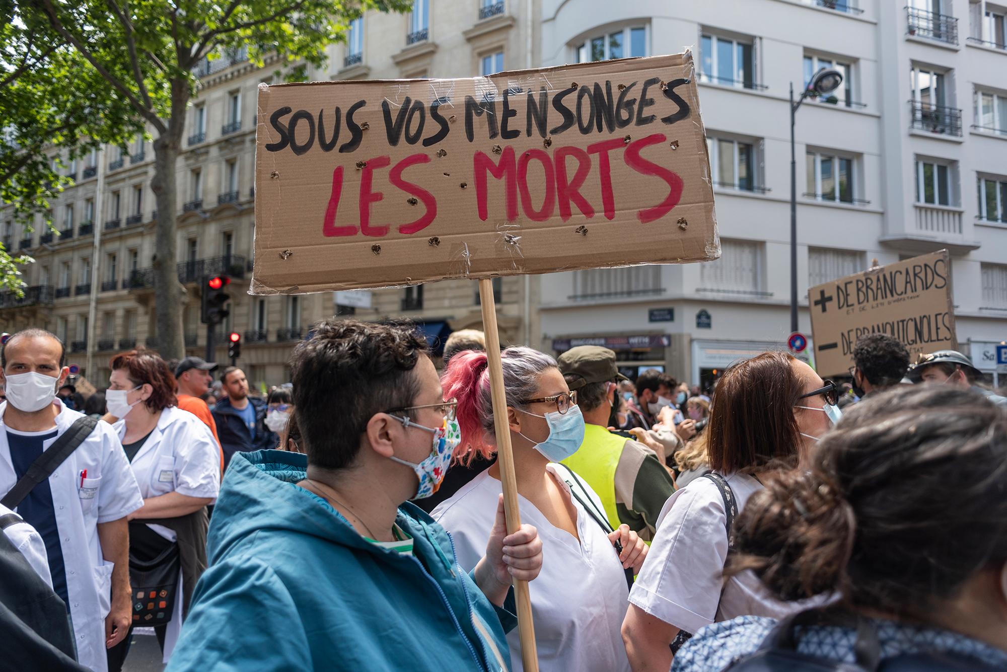 La policía francesa convierte una manifestación en defensa de la sanidad en una batalla campal - 7