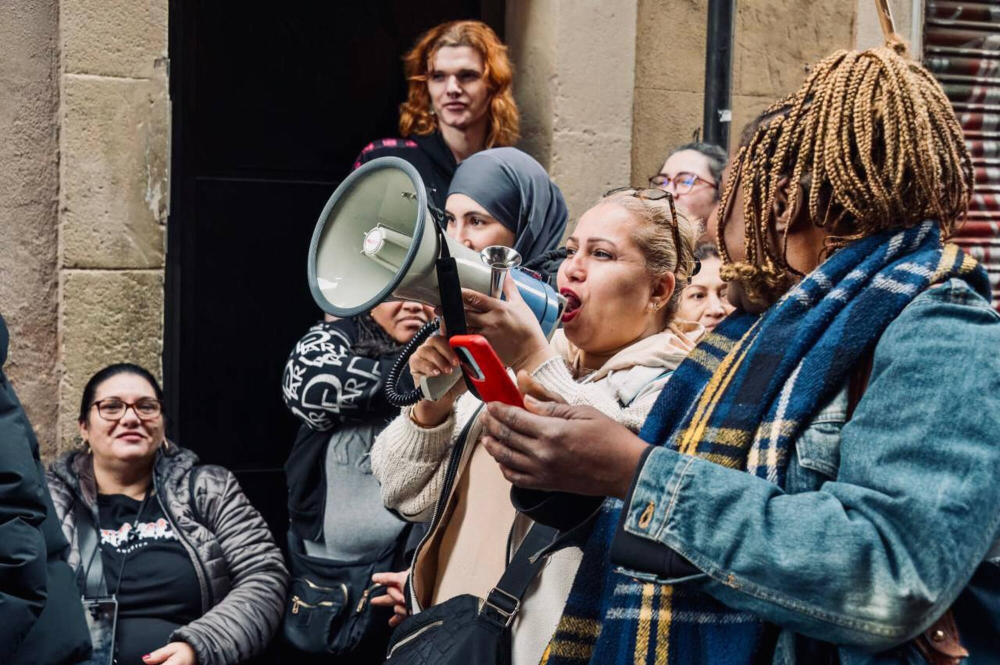 Luisa junto a mujeres militantes de sindicatos de vivienda de Barcelona / Sindicat d’Habitatge del Raval