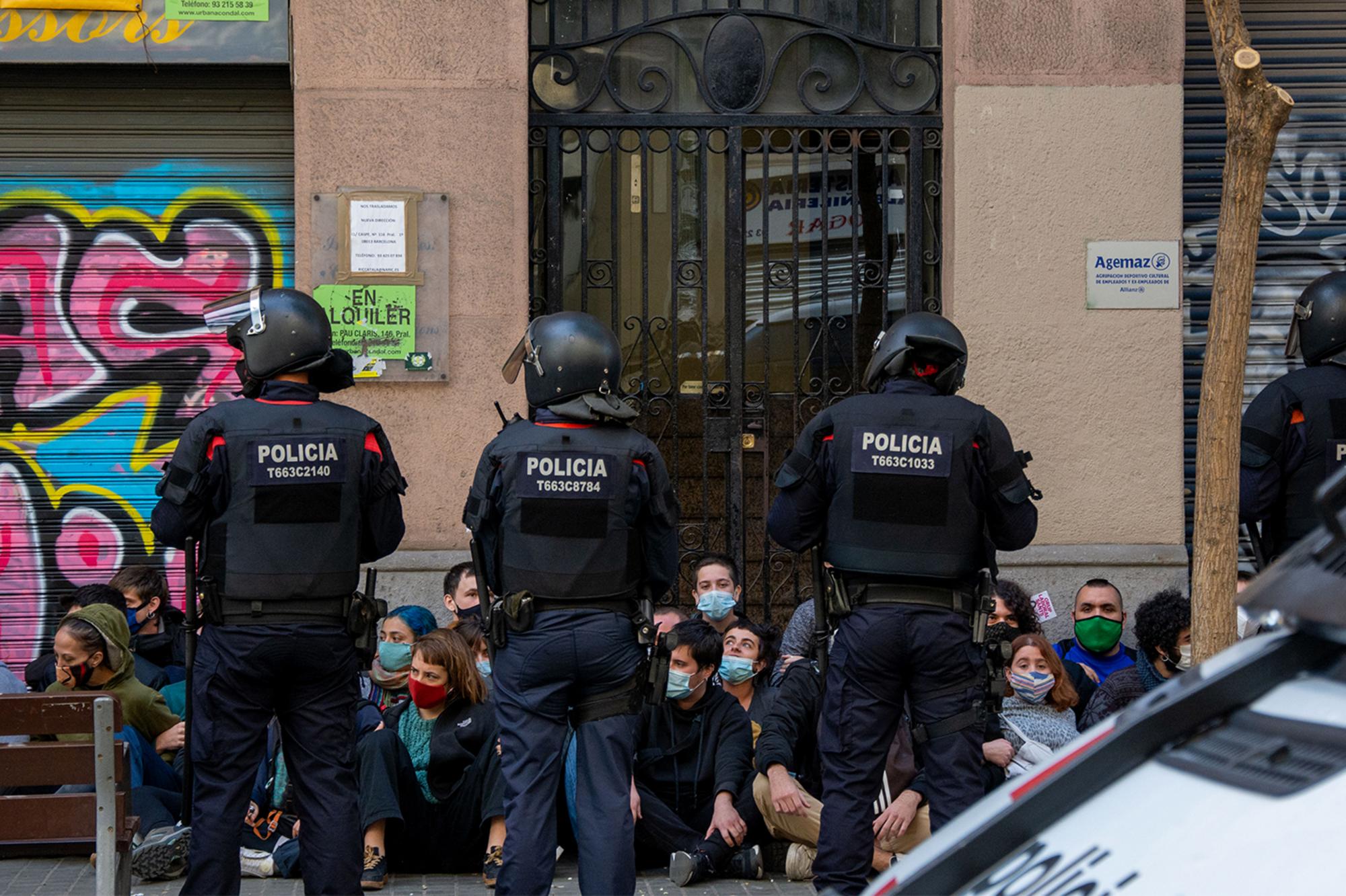 Desahucio en la calle Consell de Cent de Barcelona, el 13 de noviembre de 2020.