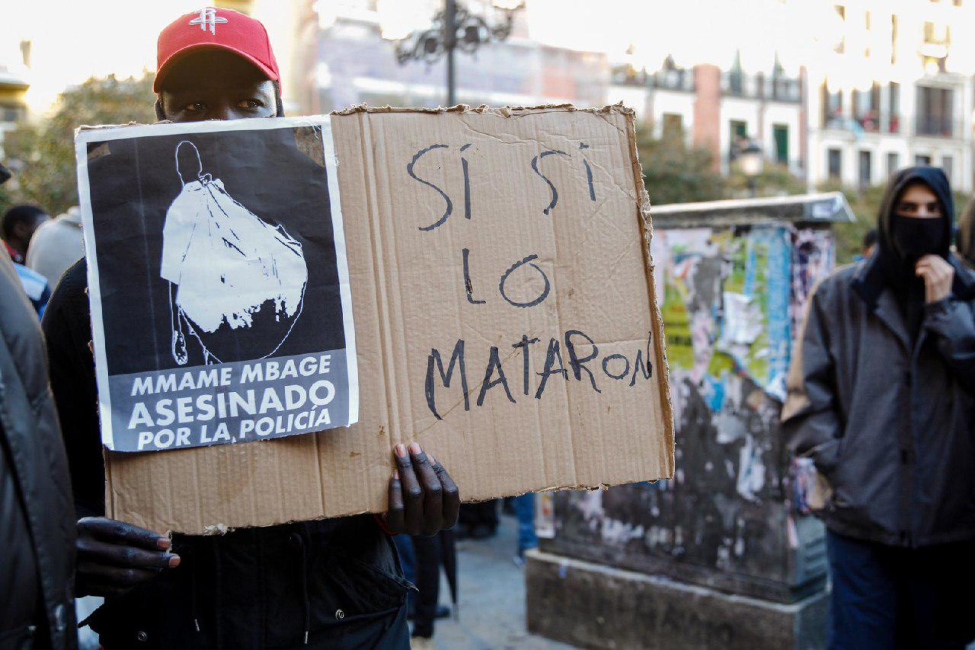 Un cartel en la concentración en Madrid el 16 marzo por la muerte de Mame Mbaye