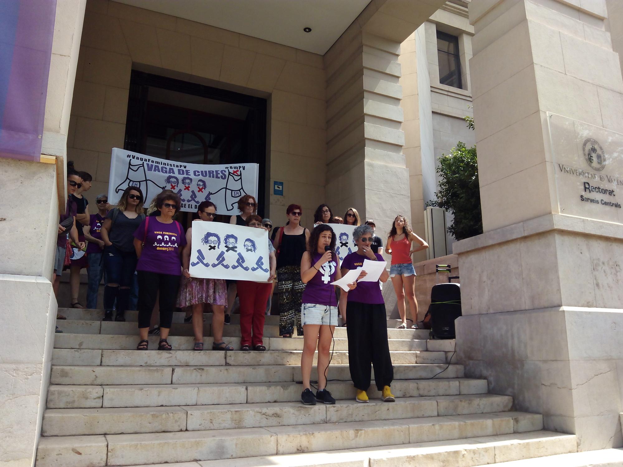 Les feministes protesten al Rectorat de la Universitat de València.