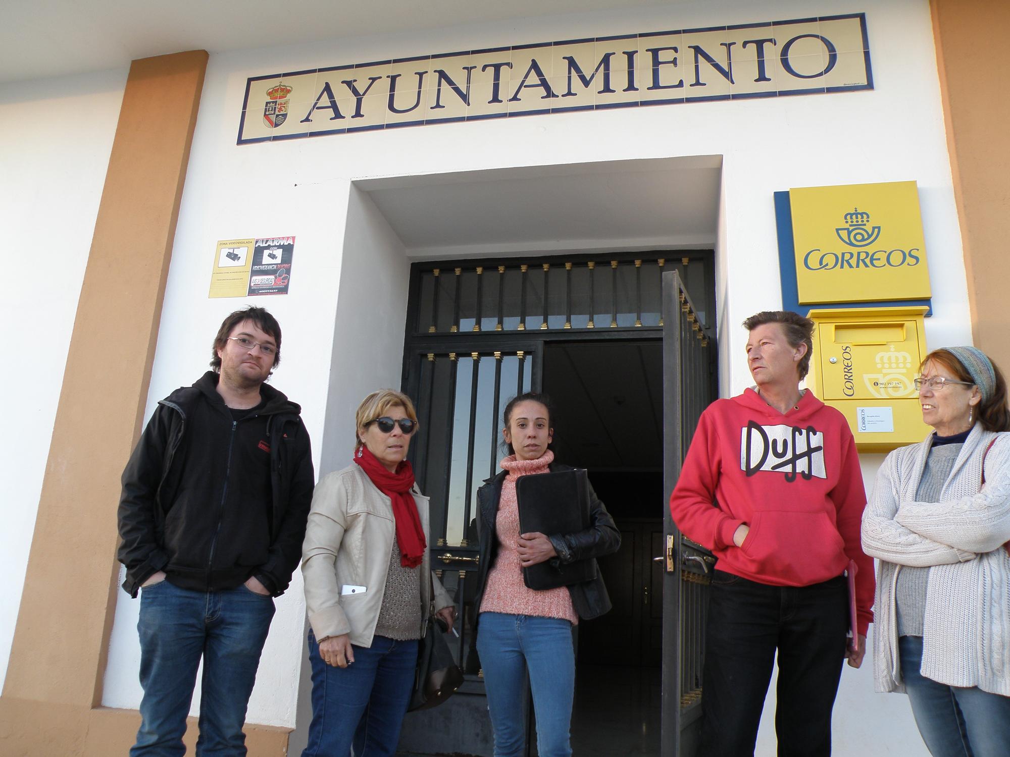 Campamento Dignidad junto a joven realojada en La Albuera (Badajoz)