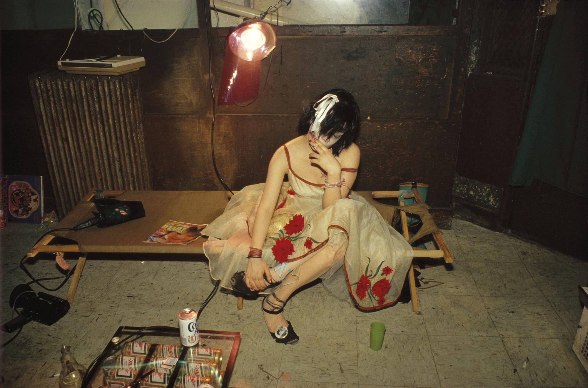 “Trixie on the cot”, foto de Nan Goldin