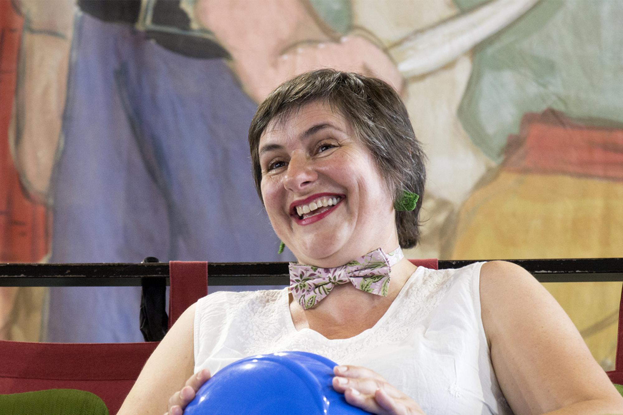Patricia de Lorenzo co gallo dos 30 anos de Chévere Teatro