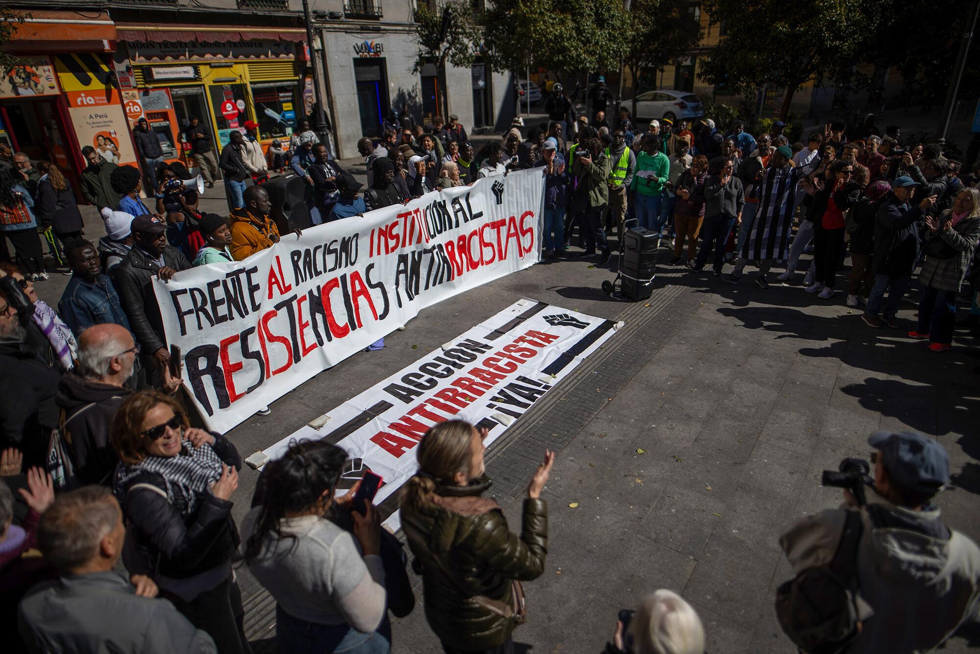 Concentración contra las redadas racistas 29 de marzo - 1