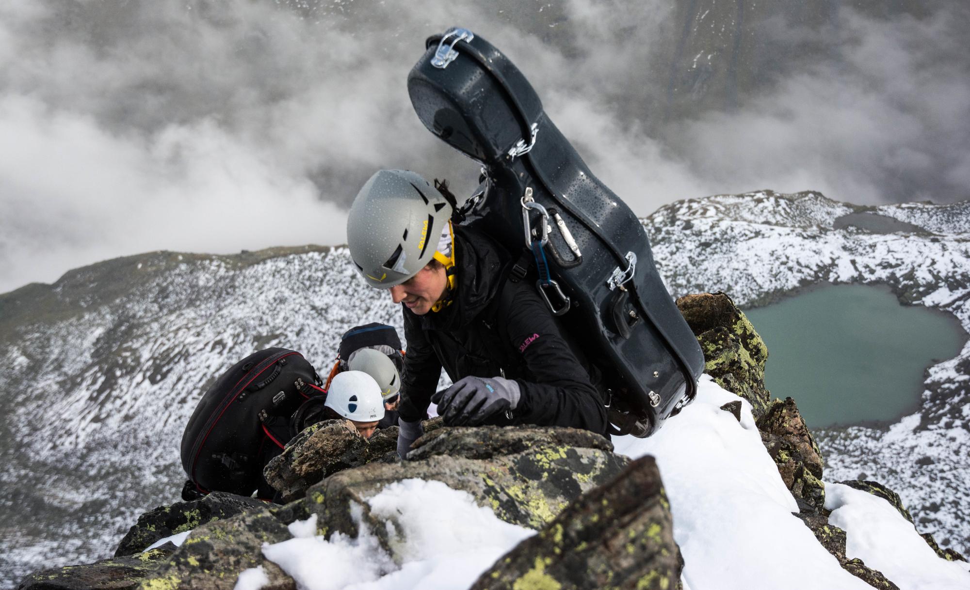 Los músicos que acompañan a Manu Delago en el disco ‘Parasol Peak’ hacen cima en los Alpes