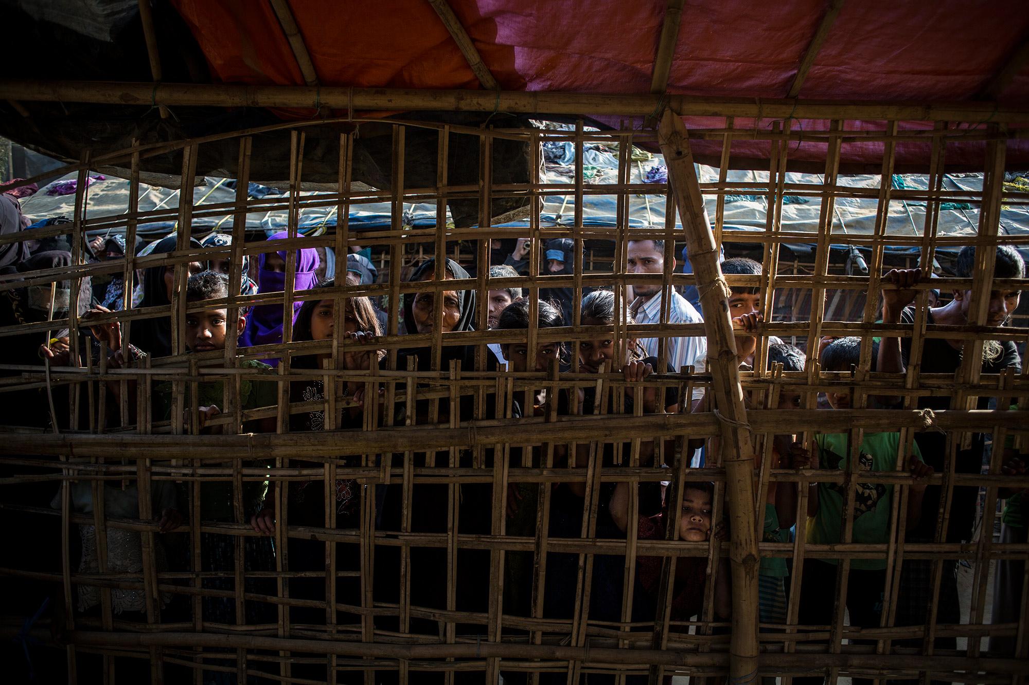 Refugiados rohingya esperando reparto de comida y alimento