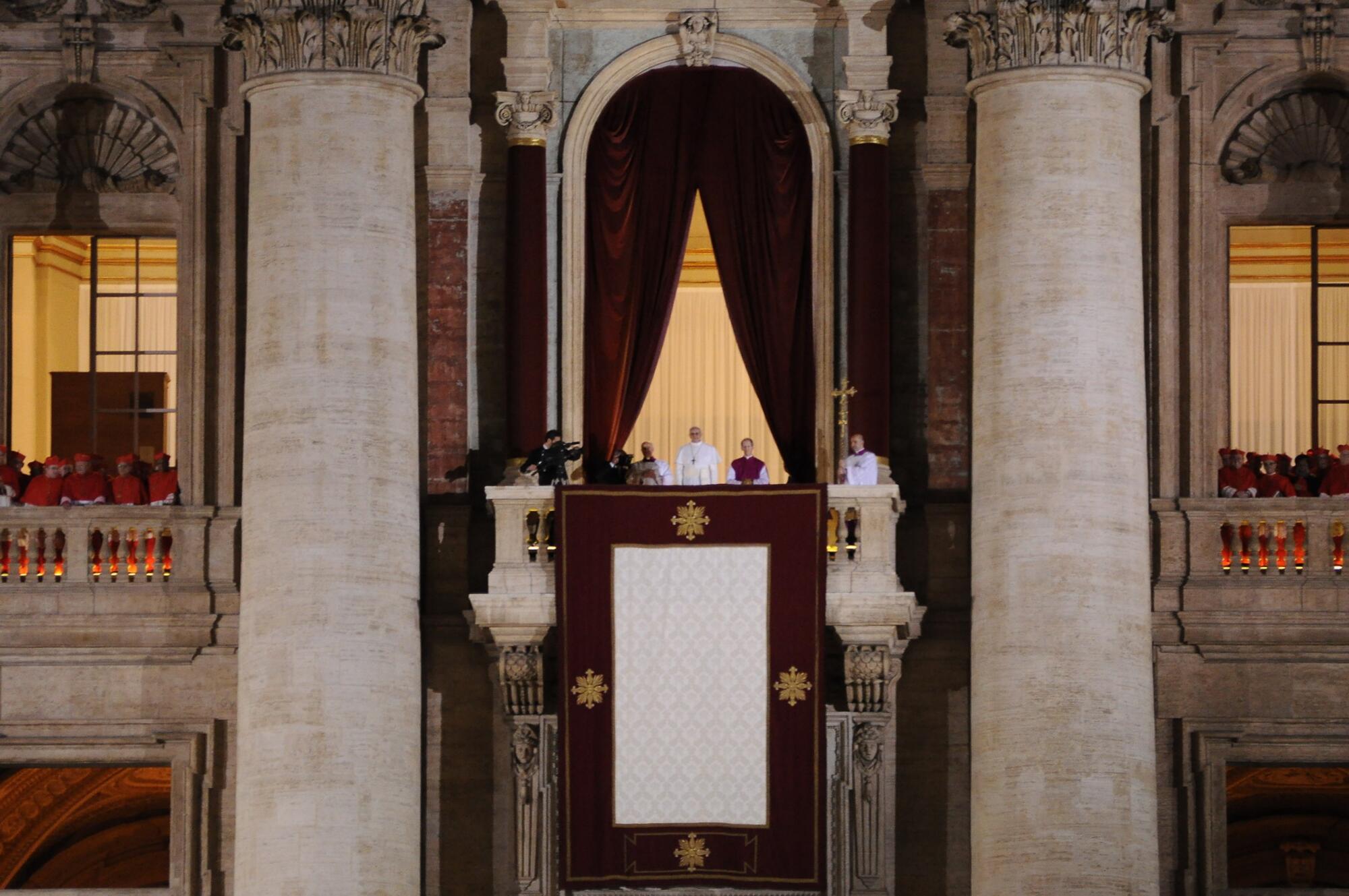 Jorge Mario Bergoglio, recién ungido como papa Francisco, en la Plaza del Vaticano.