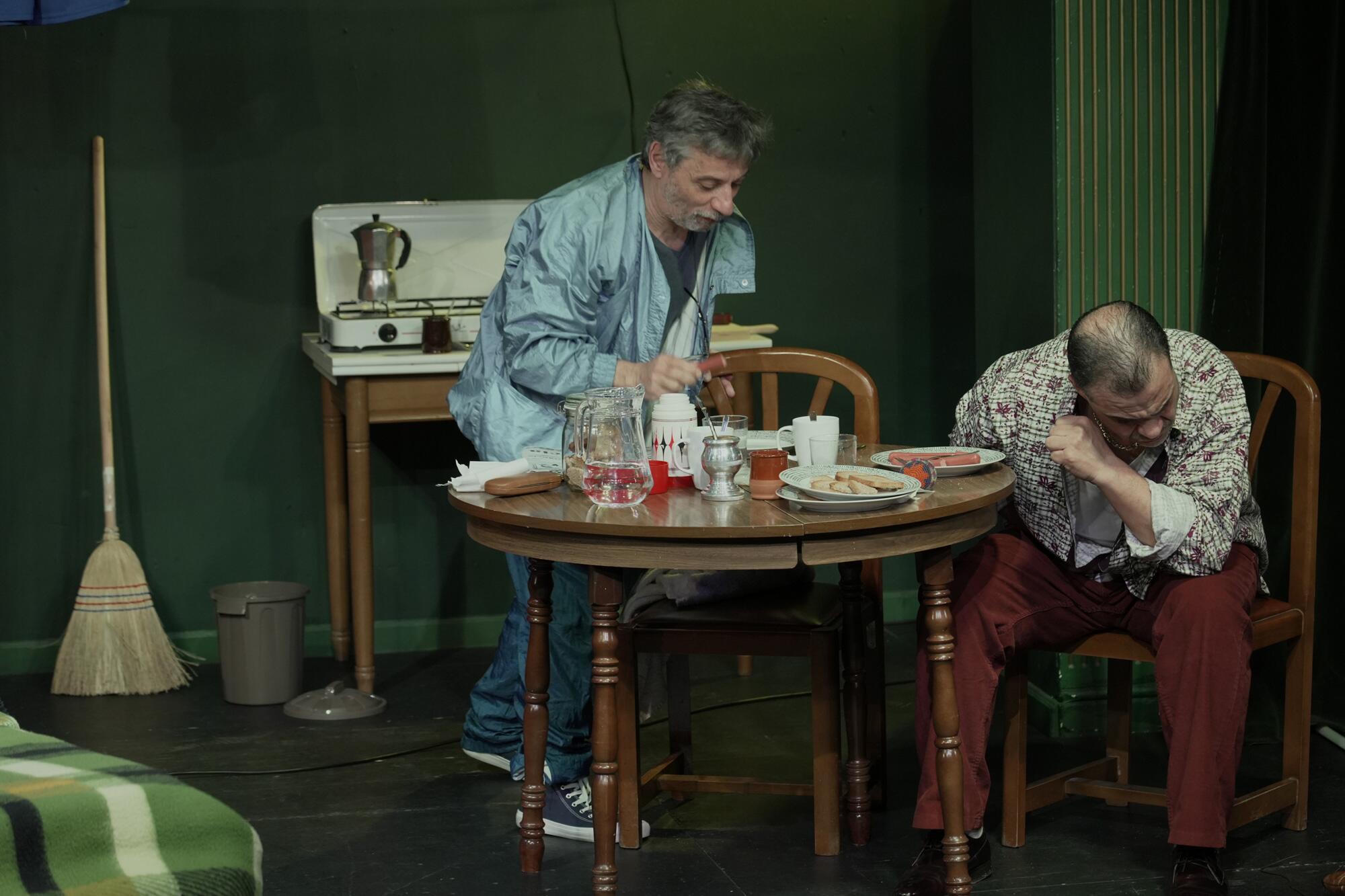 Una escena de la obra de teatro ‘Cámara lenta’, con los actores Patricio Rocco y Héctor Berna