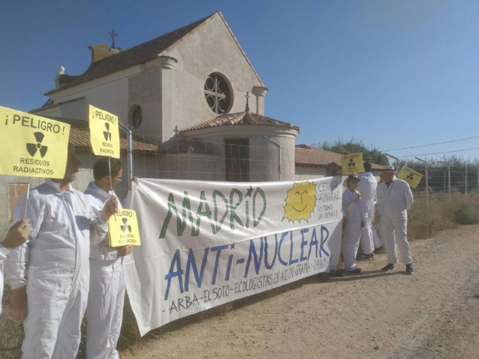 Activistas se manifiestan en contra del enterramiento de residuos en Jarama. Verano de 2018.