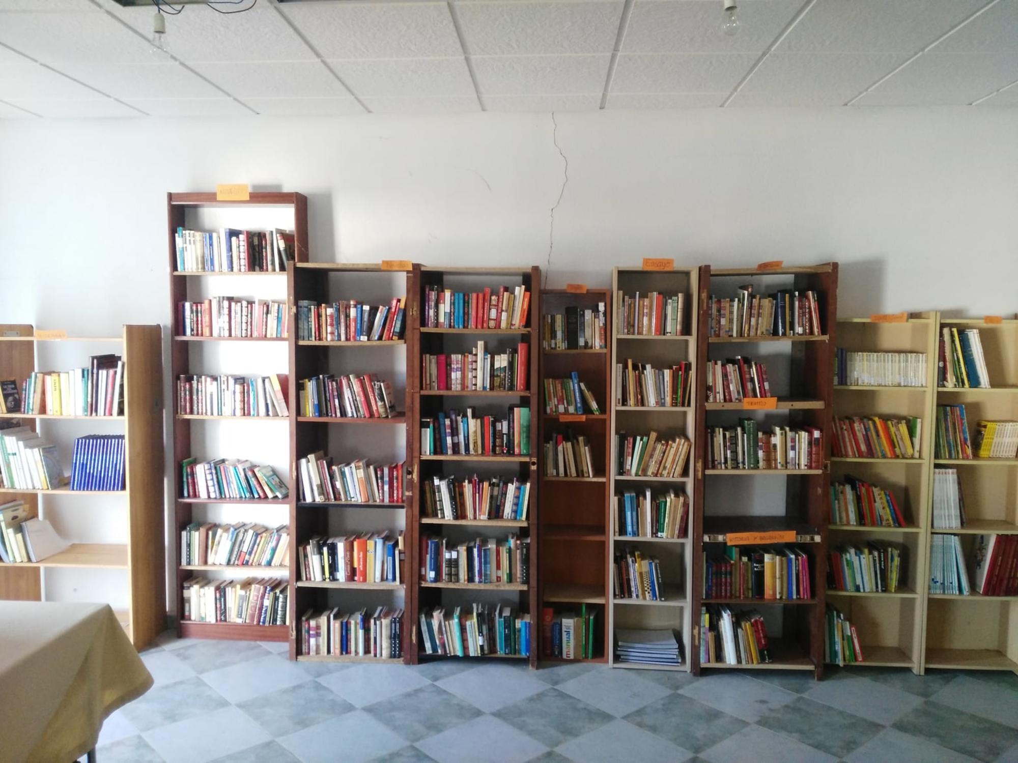 Biblioteca del CSOA Algarroba Negra, Badajoz