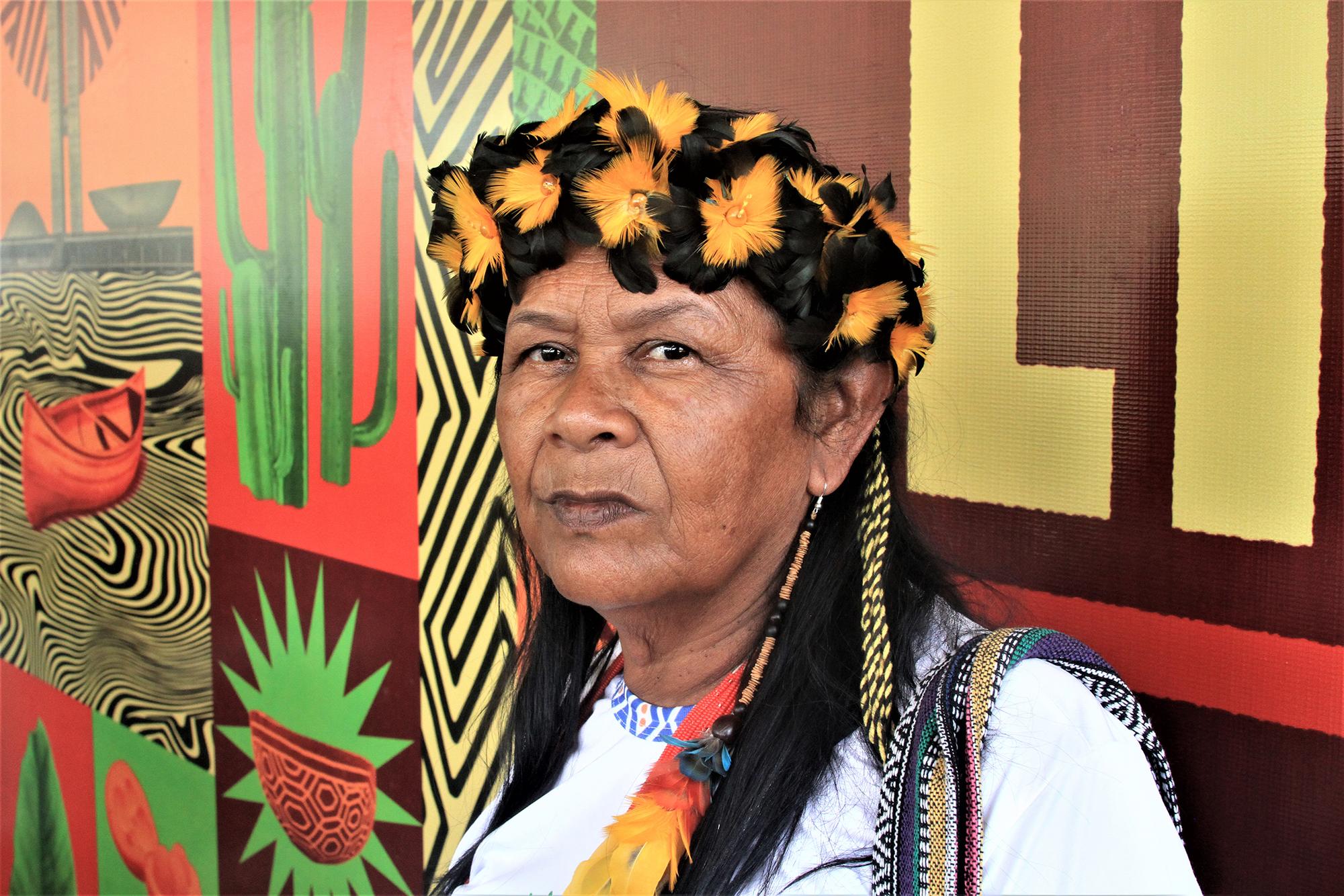 Cacique Arian del pueblo Pataxò de Bahía en el campamento de los pueblos originarios en Brasilia.