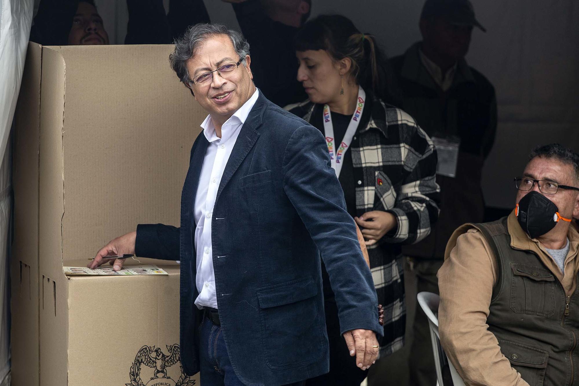 Gustavo Petro votando 