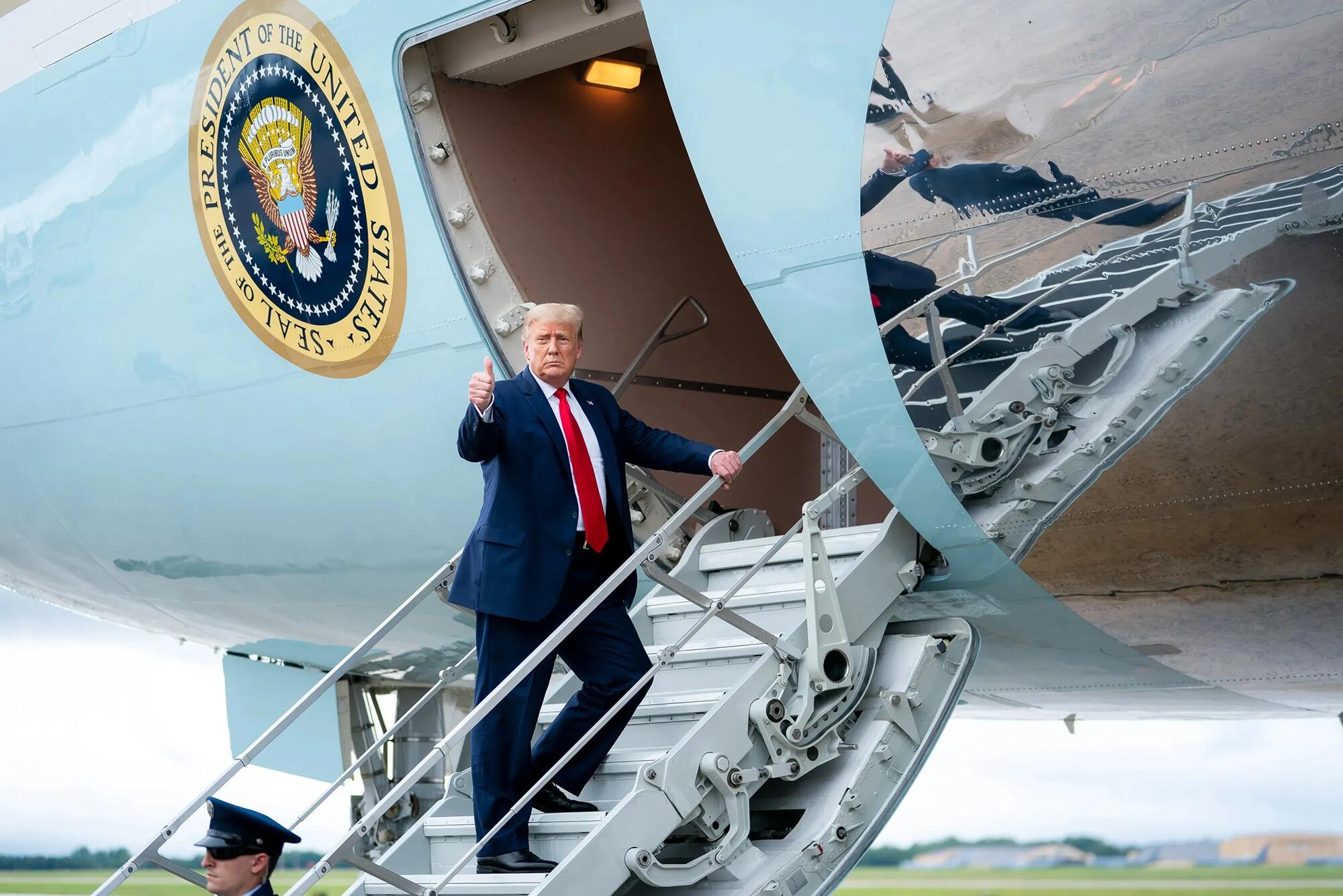 El presidente de EEUU, Donald Trump, sube al Air Force One.