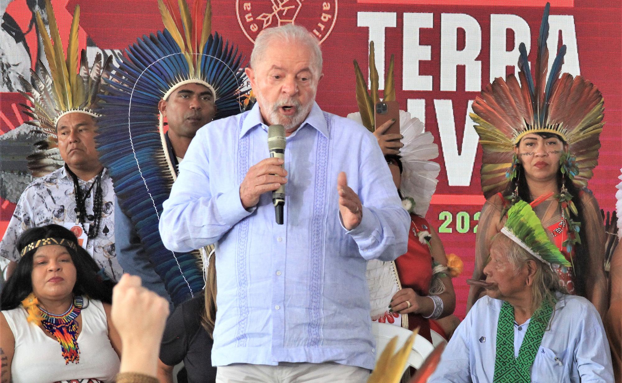 Lula hace grandes promesas al movimiento indígena brasilero.