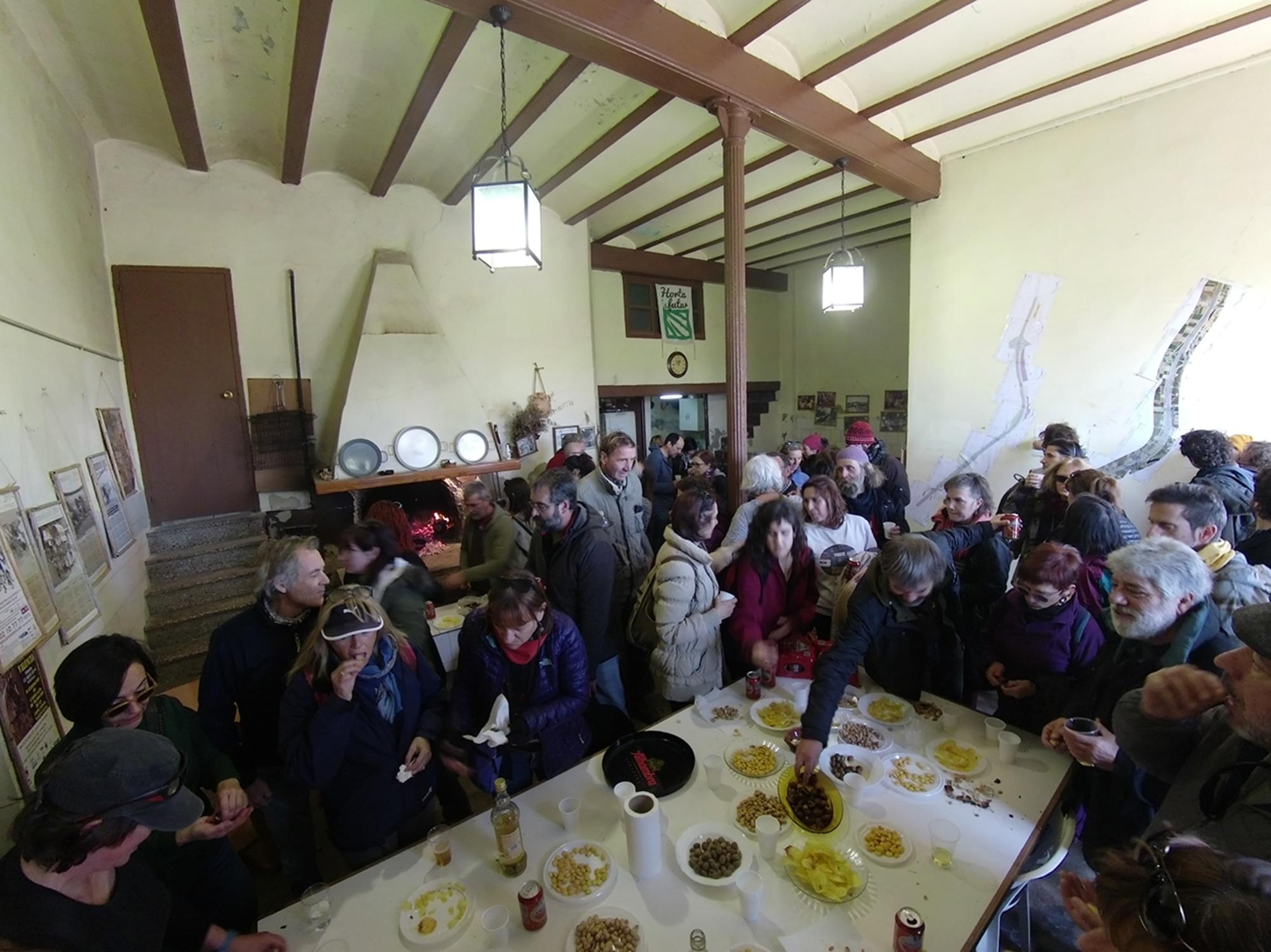 Estancia interior del Forn Barraca donde se reunieron decenas de personas que asistieron al paseo informativo contra la ampliación de la autovía V-21 el pasado 3 de diciembre de 2017