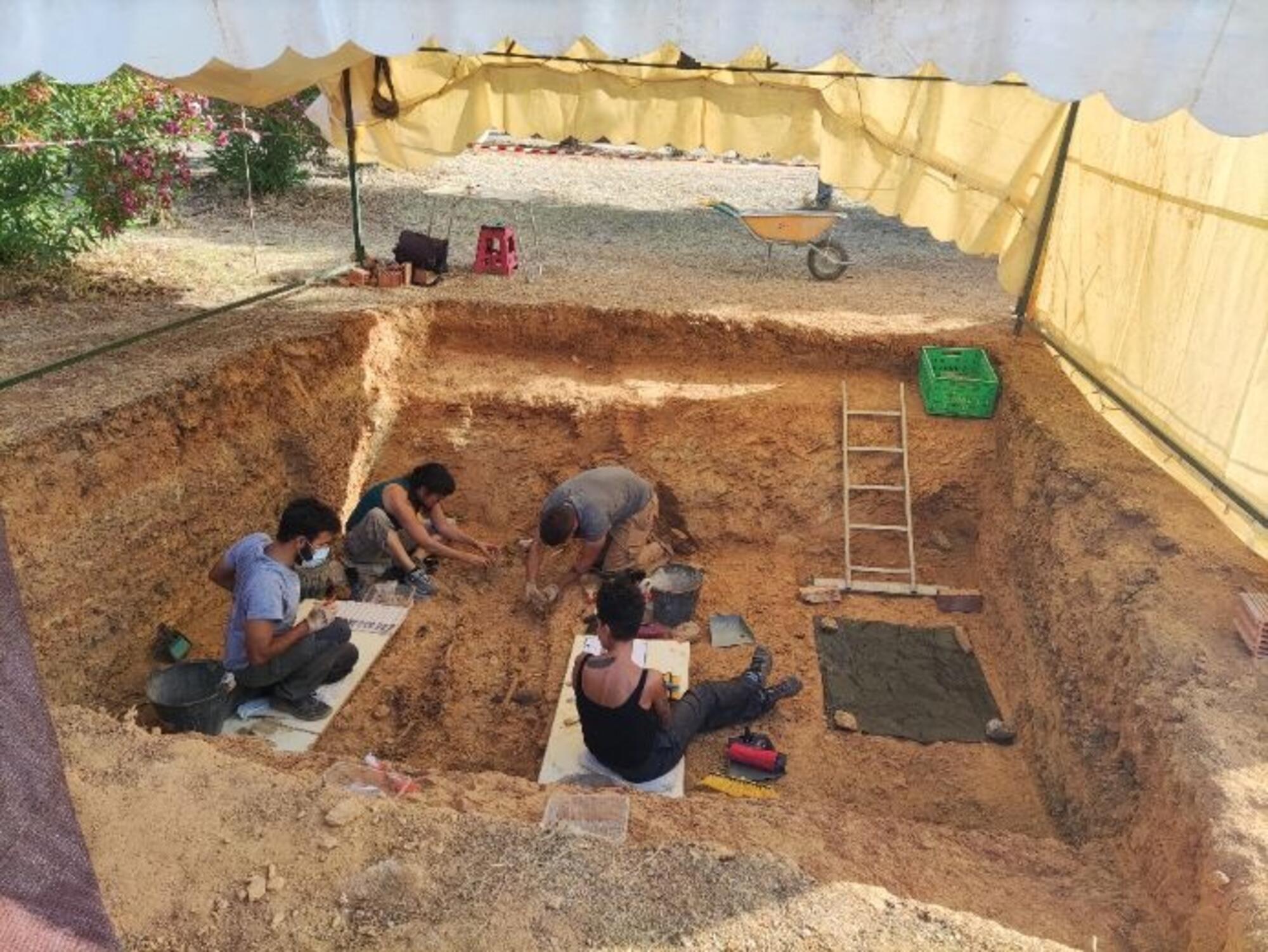 Excavación fosa Cabeza la Vaca 2021 ARMHEX