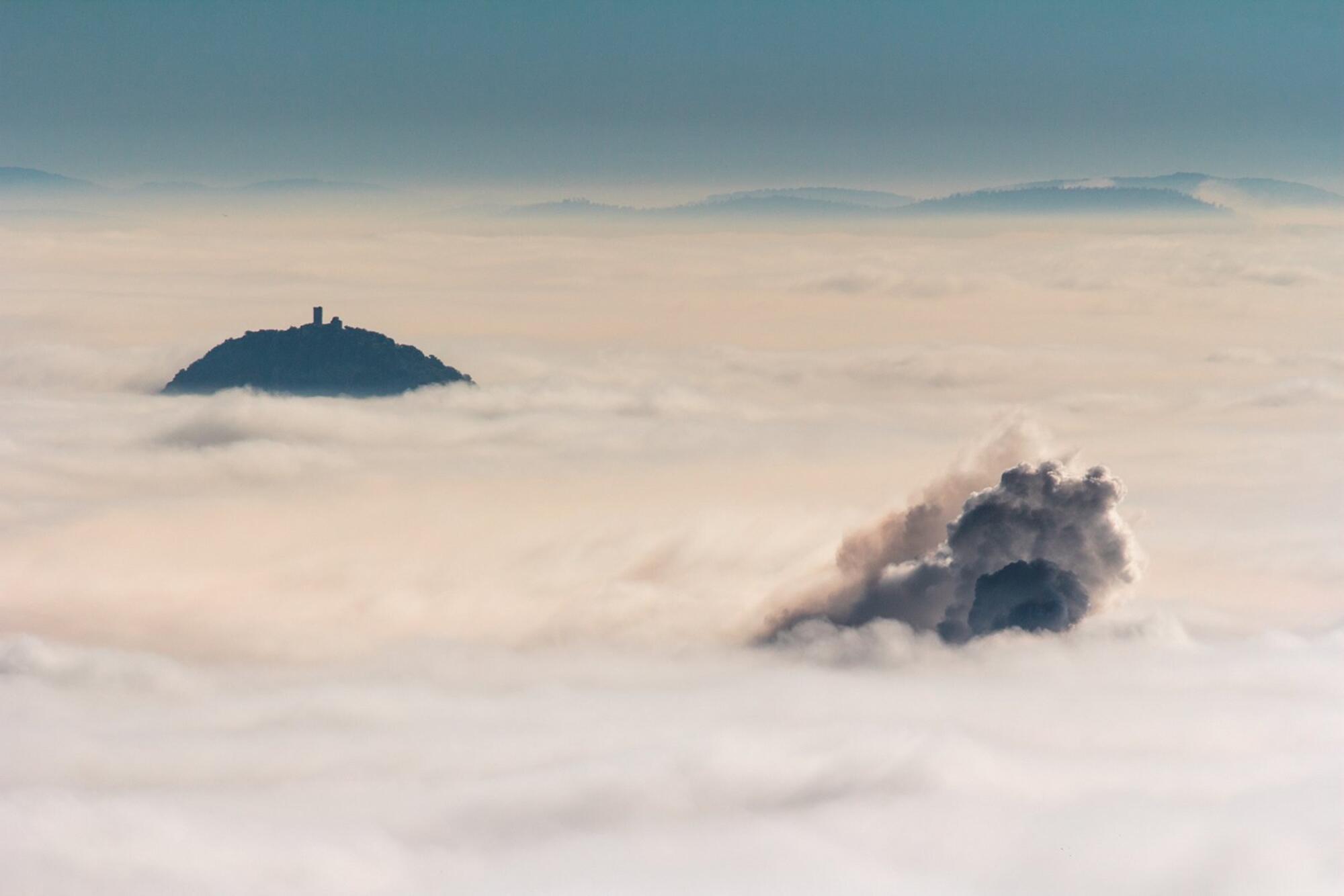 Humo de contaminación sobre las nubes y brumas en Alange