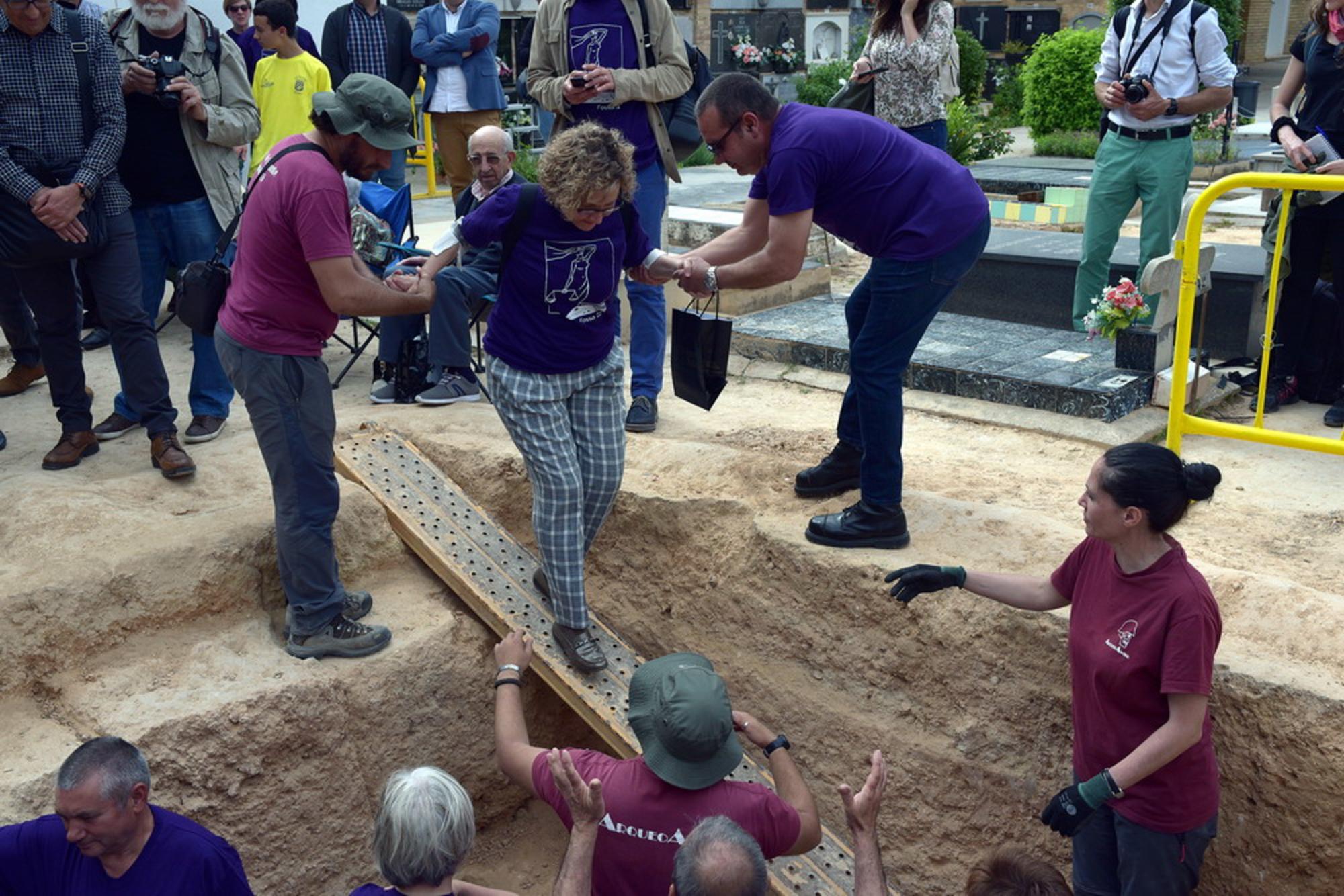 Familiares descienden a la fosa. Cementerio de Paterna. 