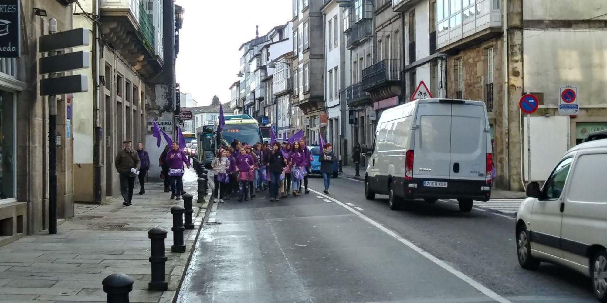 Primeros piquetes feministas en el centro de Santiago (Galiza)