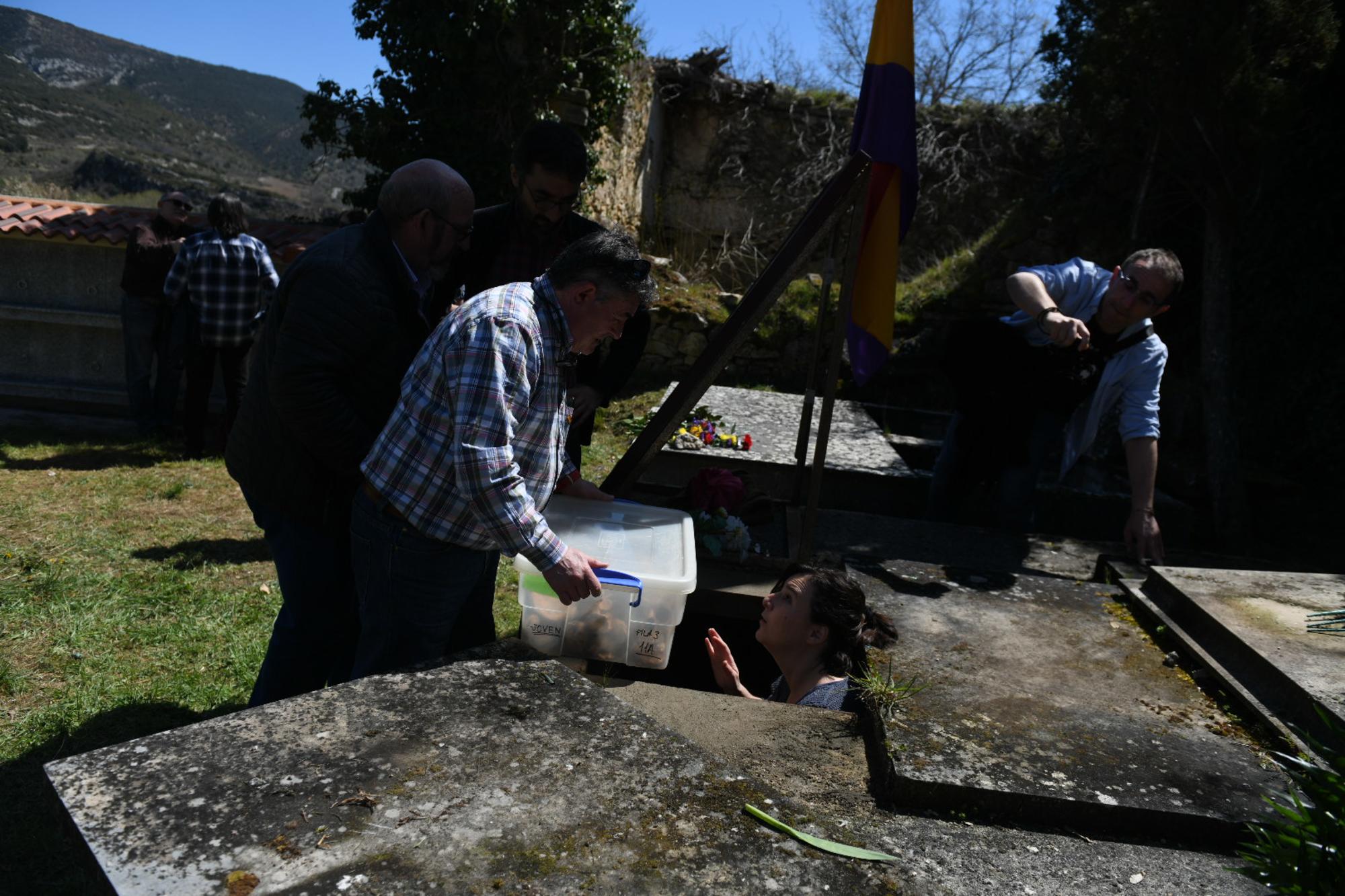 Entrega de restos identificados de un represaliado por el franquismo en Valdenoceda (Burgos)