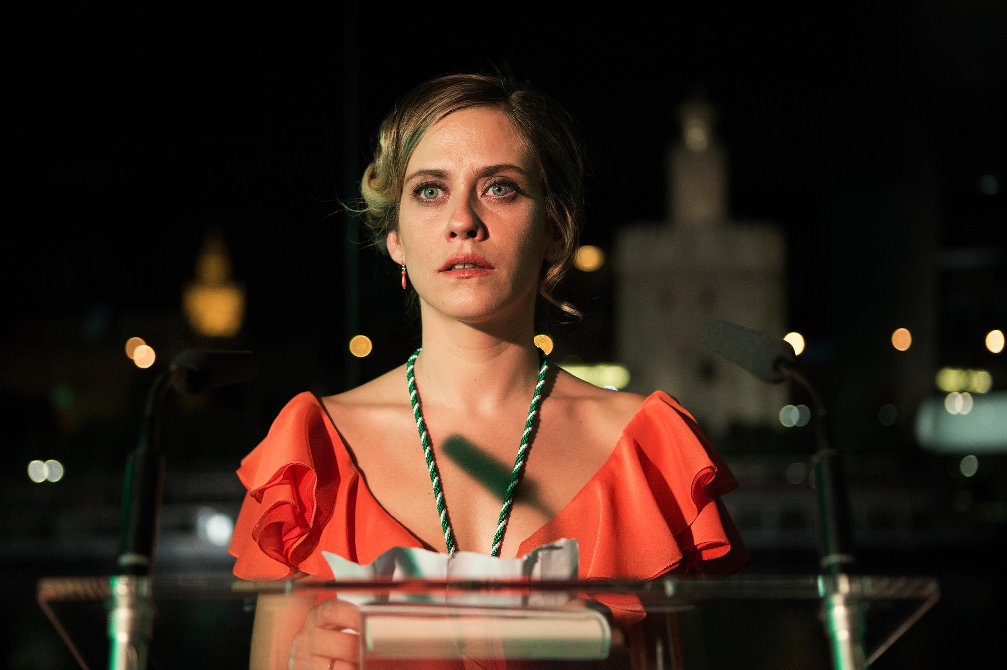 María León con la Torre del Oro al fondo.