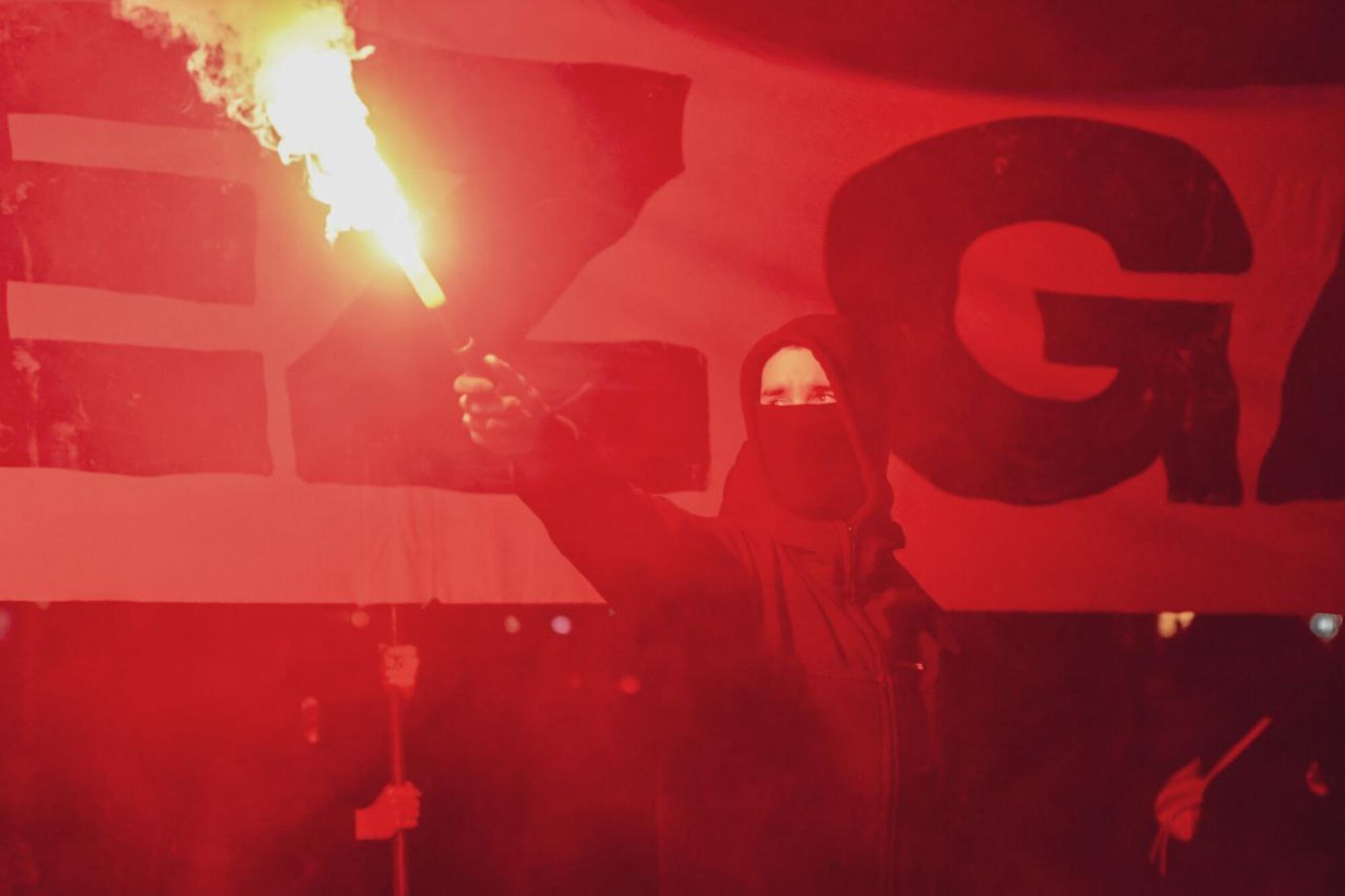 Bengalas en el paso de la movilización por su recorrido en Bilbao