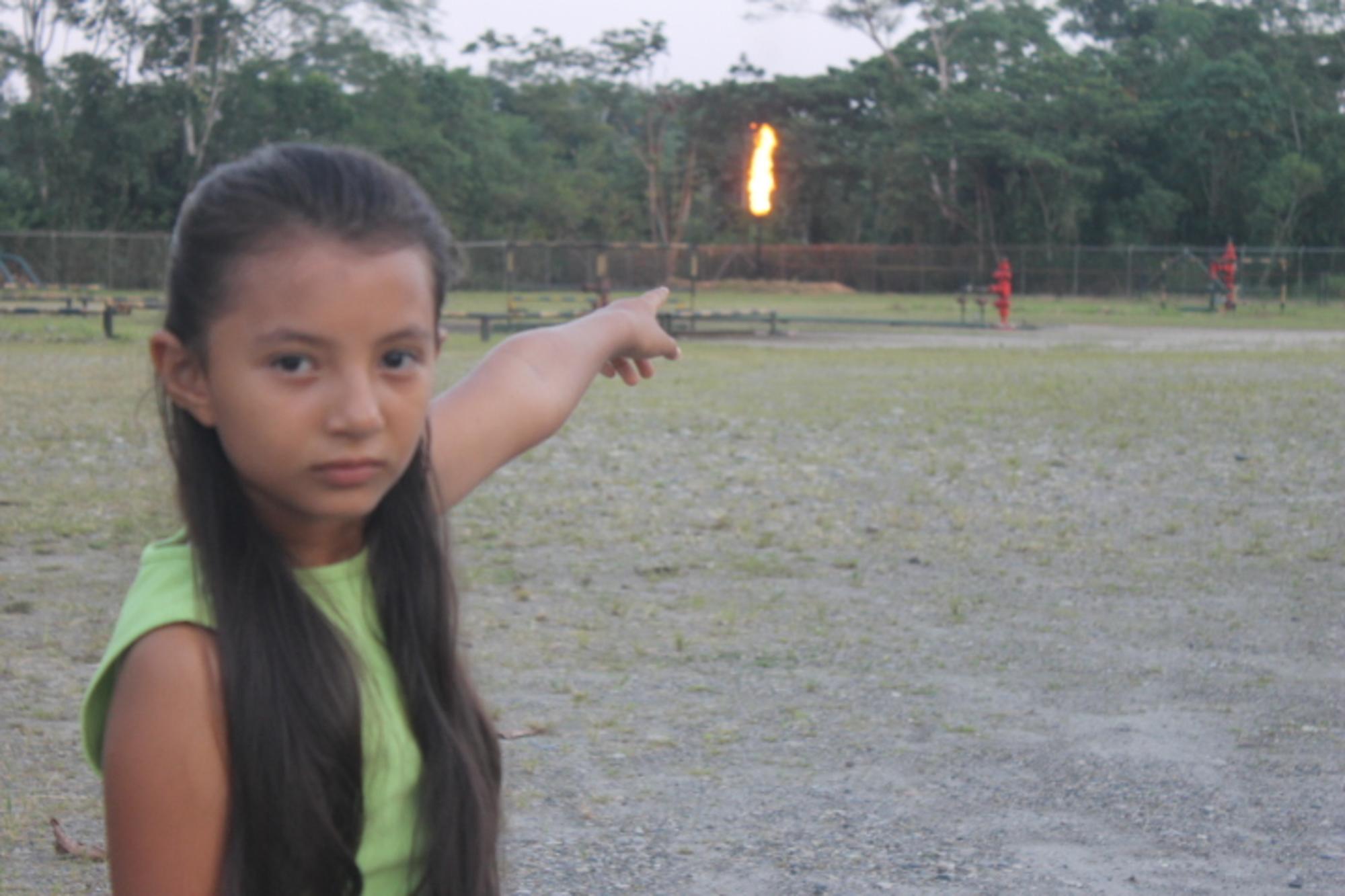 Niña mecheros Amazonía Ecuador