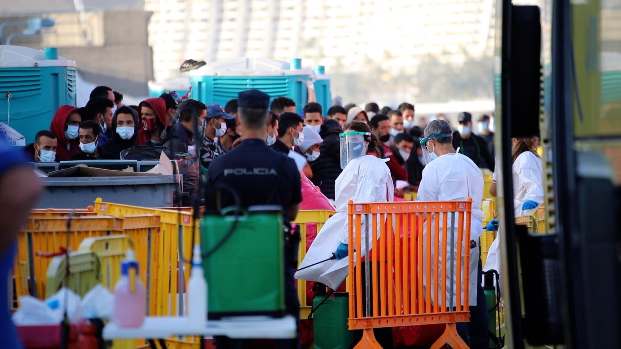 Puerto de Arguineguín llegada personas migrantes