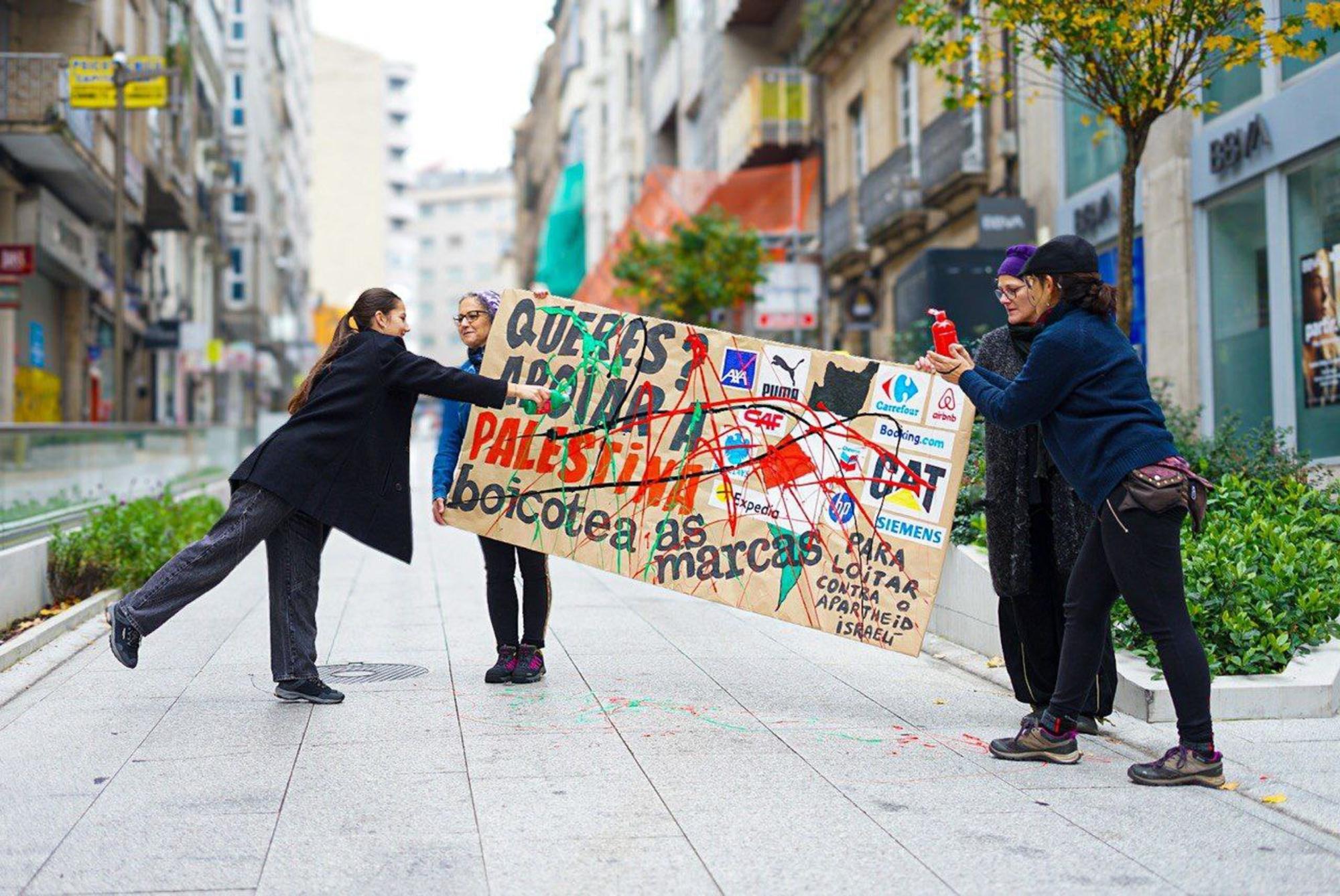 Performance en Ourense con motivo del 25N, en donde la solidaridad con Palestina ha estado presente.