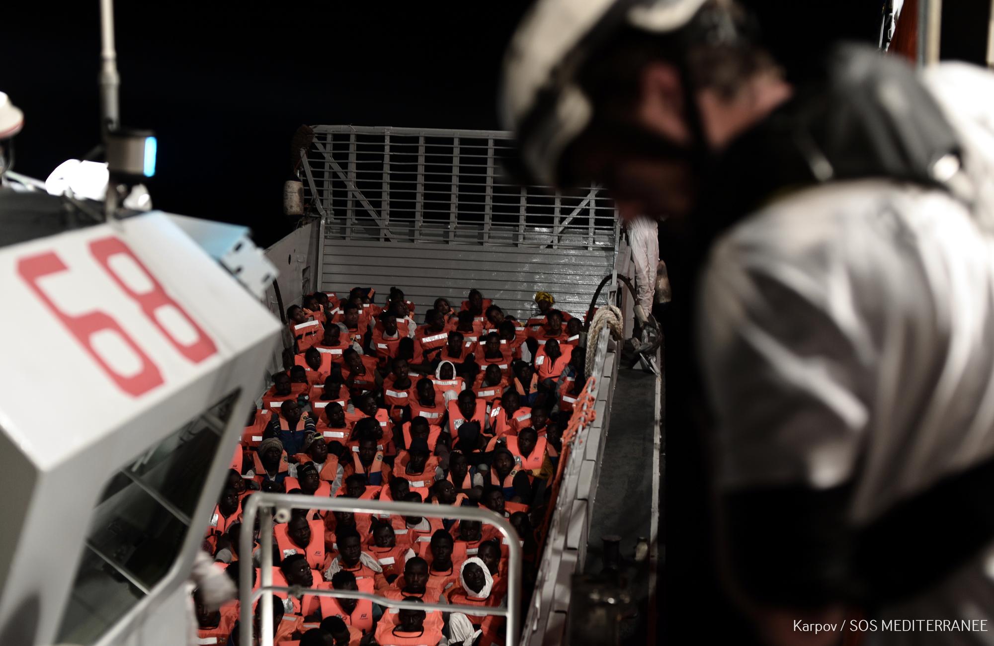 La Marina italiana transfiere cientos de migrantes al Aquarius, el barco de salvamento de MSF