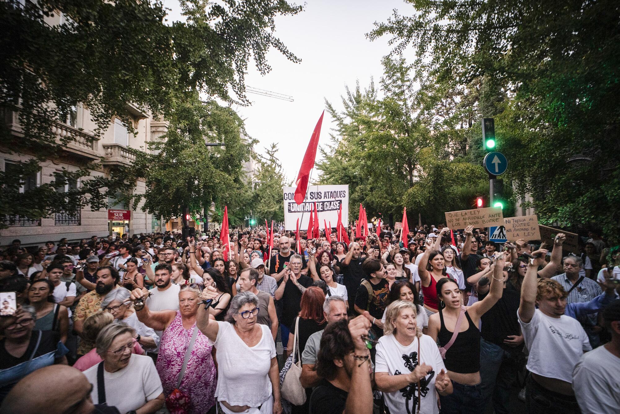 Concentración en Granada en repulsa del desahucio de Maricarmen Abascal ayer en Madrid. Granada. 01
