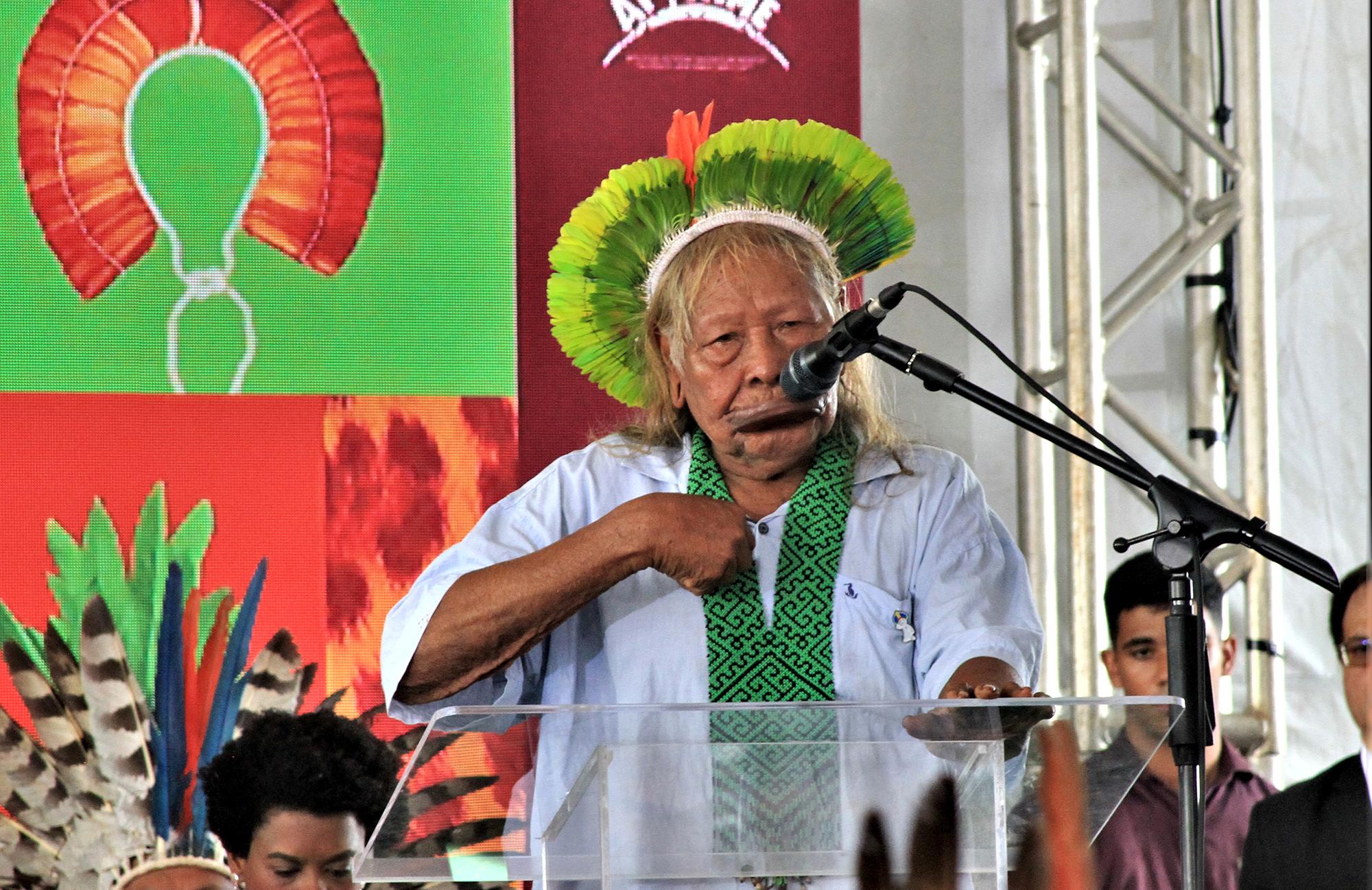 El histórico líder Raoní Kayapò exige a Lula recursos para los pueblos originarios.