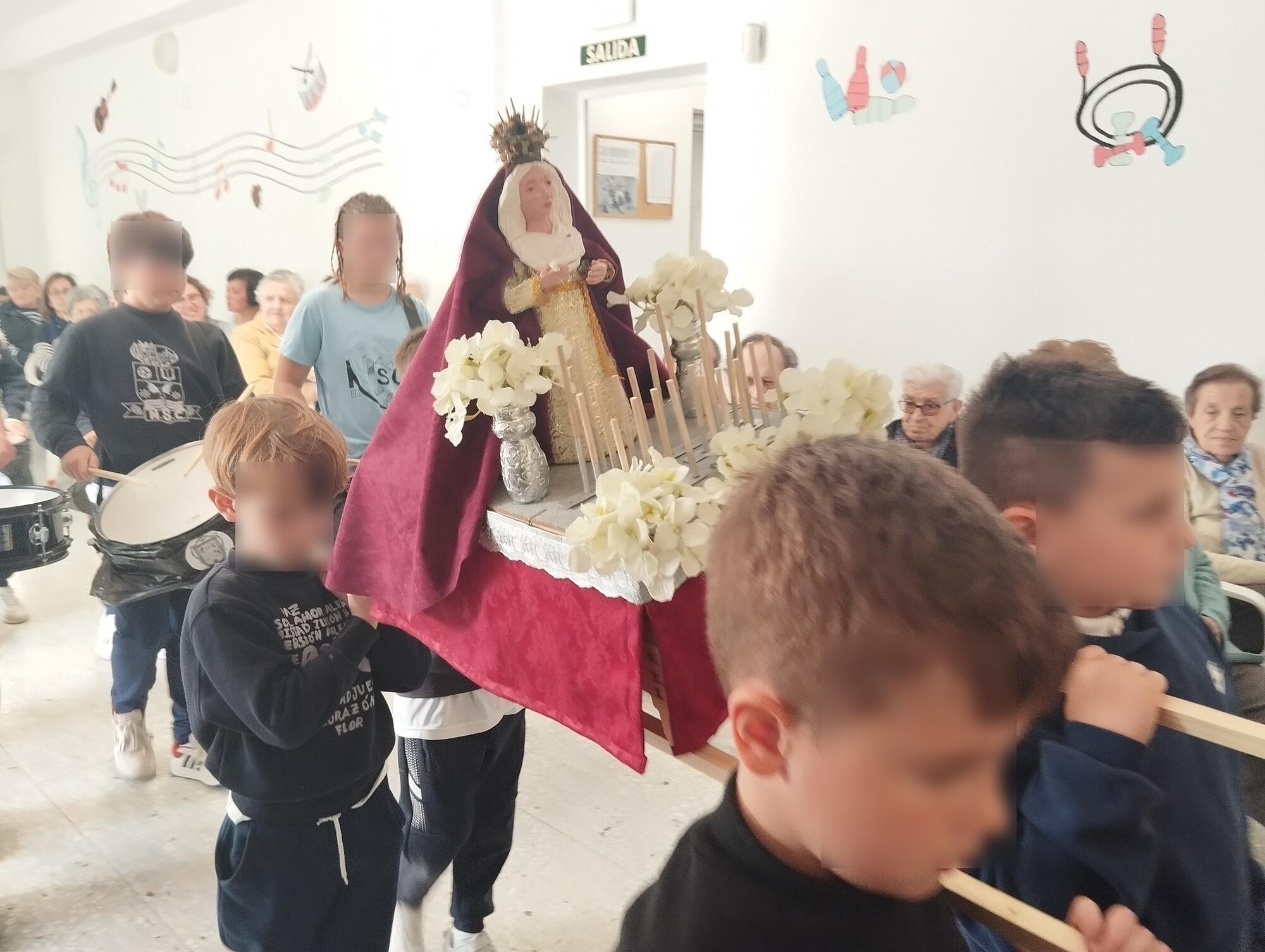 niños semana santa procesión